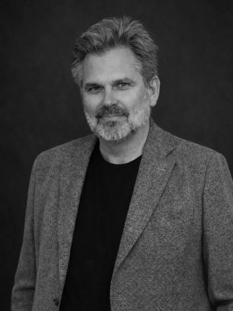 Max Lagerbäck
PR, rykte & kris
Mycket erfaren PR-strateg med bakgrund inom kommunikation, media och marknadsföring. Arbetar med frågor där trycket är högt och tiden knapp, med fokus på ledningsstöd, krishantering och strategisk positionering.