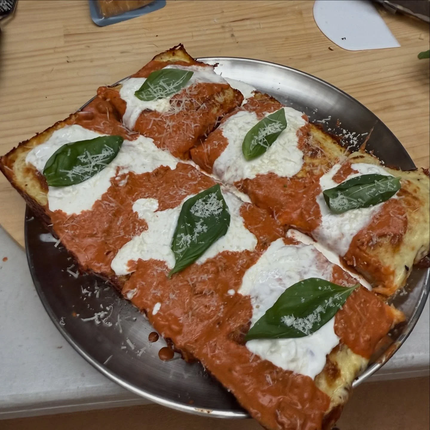 Vodka x Burrata x Detroit 😱😱😱

#pizza #detroit #burrata #vodka #pizzagram
