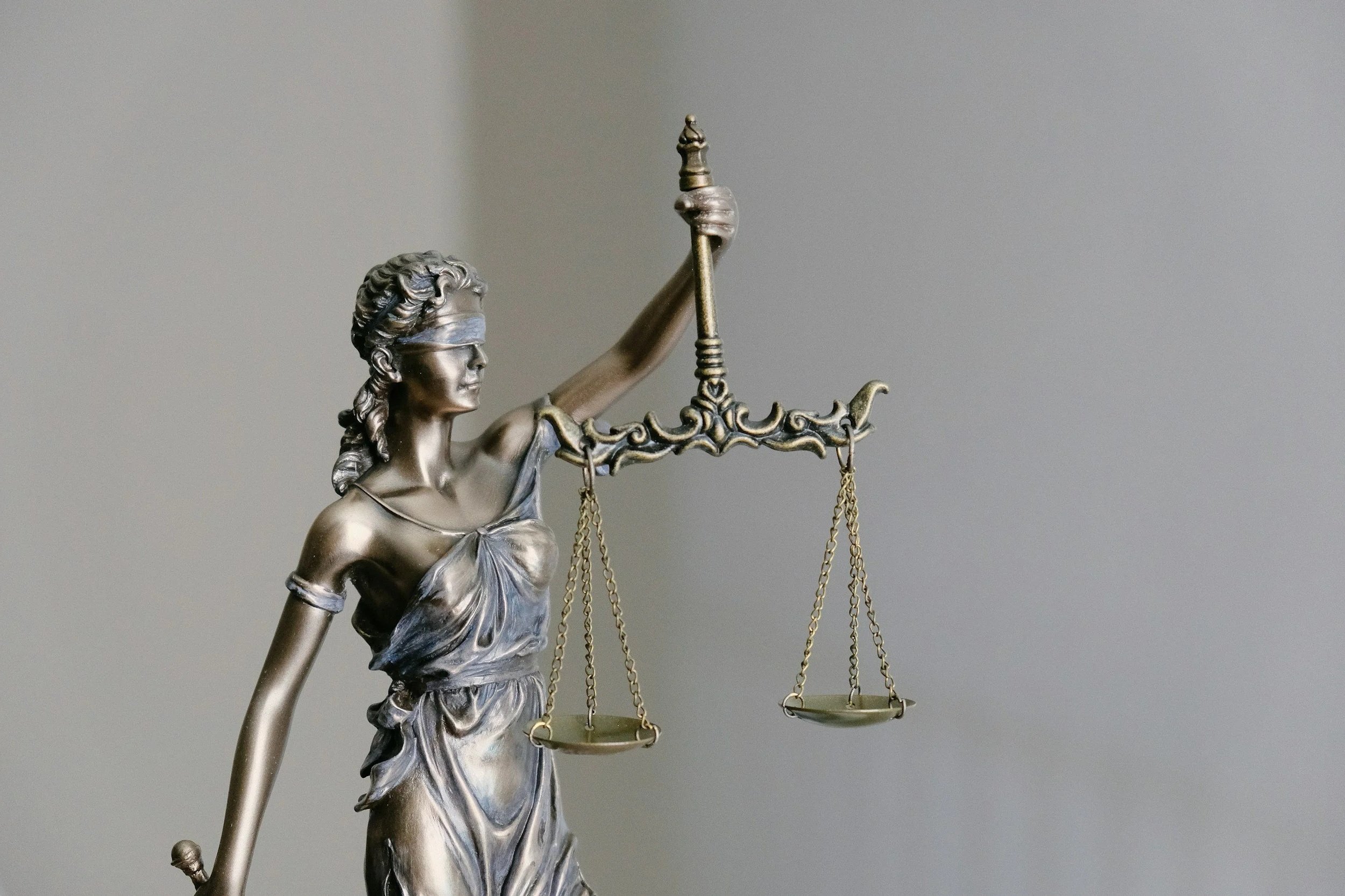 Statua della dea della giustizia con benda sugli occhi, e bilance in mano
