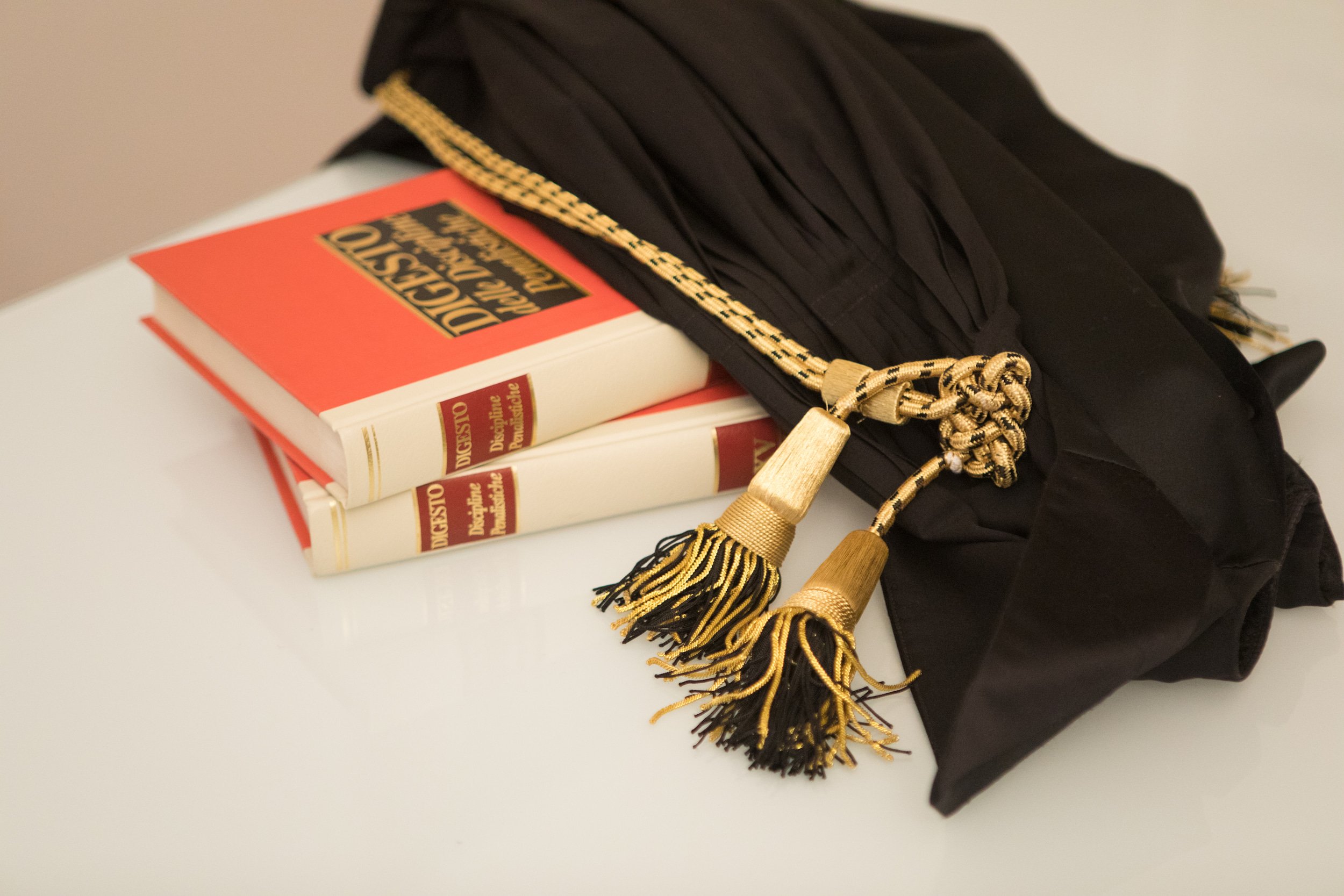 Libri di Diritto Penale e toga avvocato