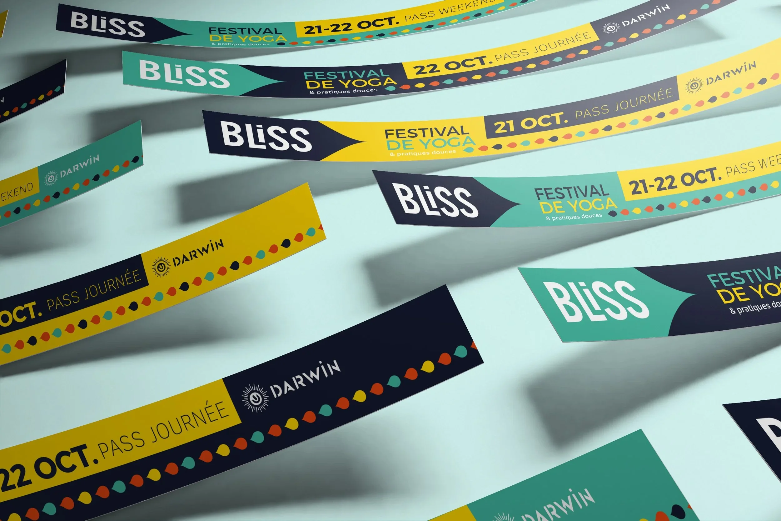 Bandes de participation pour un festival de yoga, avec dates 21-22 octobre, organisées par Bliss et Darwin, sur un fond clair.