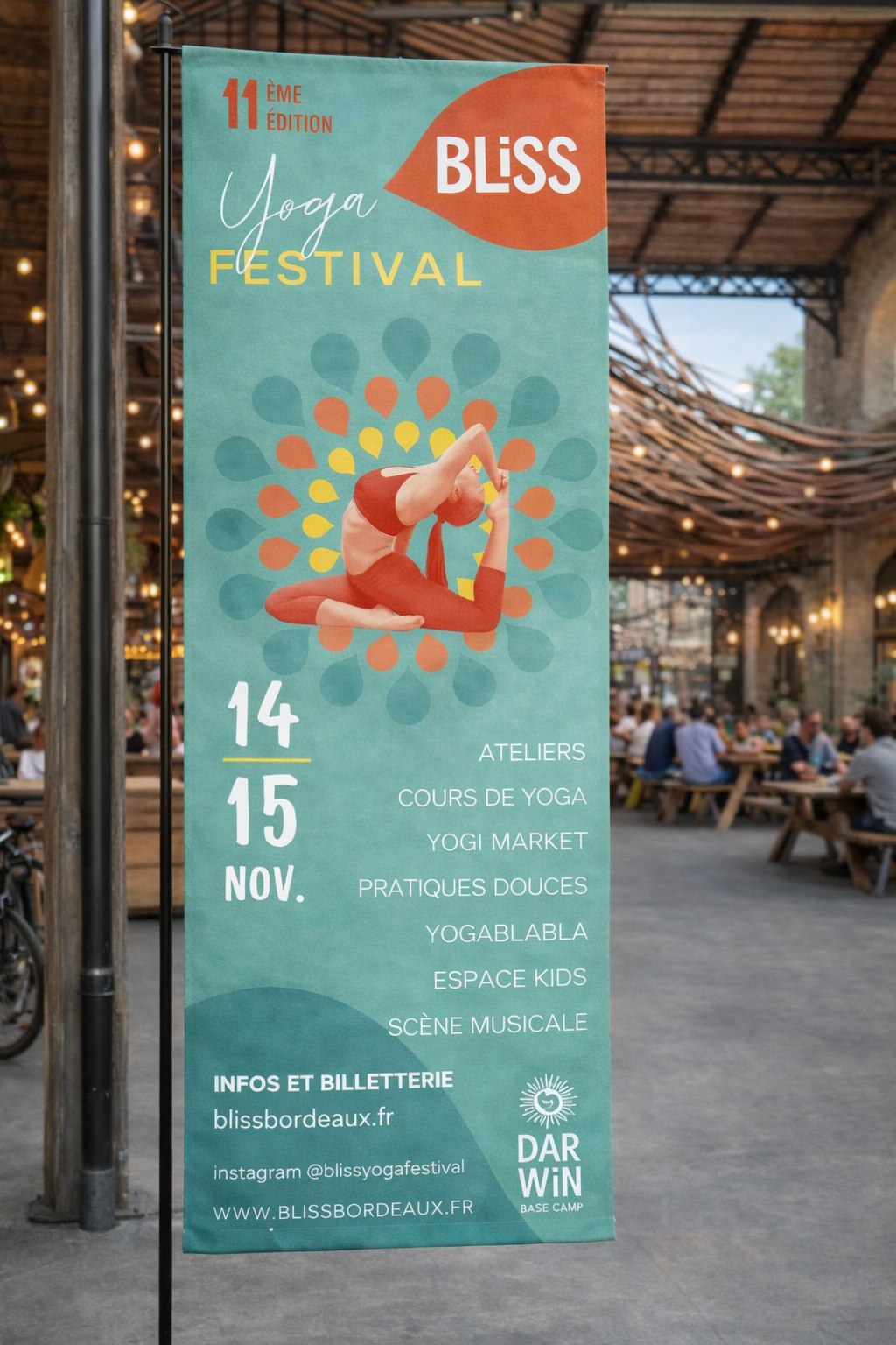 Affiche annonçant le 11ème Festival de Yoga Bliss, se tenant les 14 et 15 novembre, avec des activités comme ateliers, cours de yoga, marché yogi, pratiques douces, espace kids, scène musicale, et plus, dans un lieu intérieur avec une grande foule.