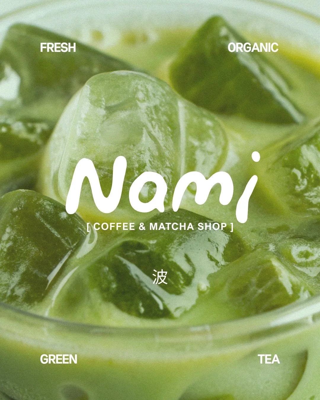 Gros plan d'une boisson verte glacée avec des feuilles de menthe, labels indiquant fraîche, biologique, vert et thé, avec le nom 'Nami' et la mention 'Coffee & Matcha Shop'.