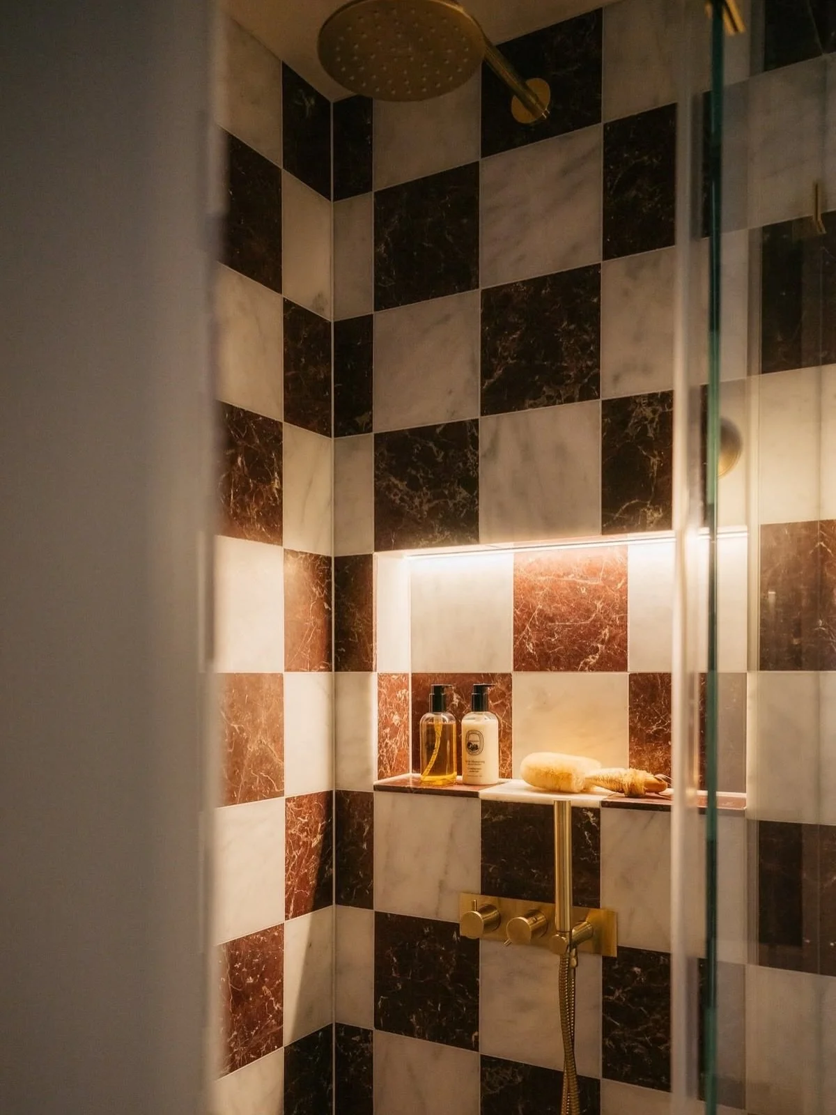 Let&rsquo;s talk lighting 💡

Overhead lighting (occasionally) has its place, but it removes all atmosphere.

Lamps, candles and subtle strip lighting are what bring warmth and depth to a space. For me, they&rsquo;re the simplest and most effective w