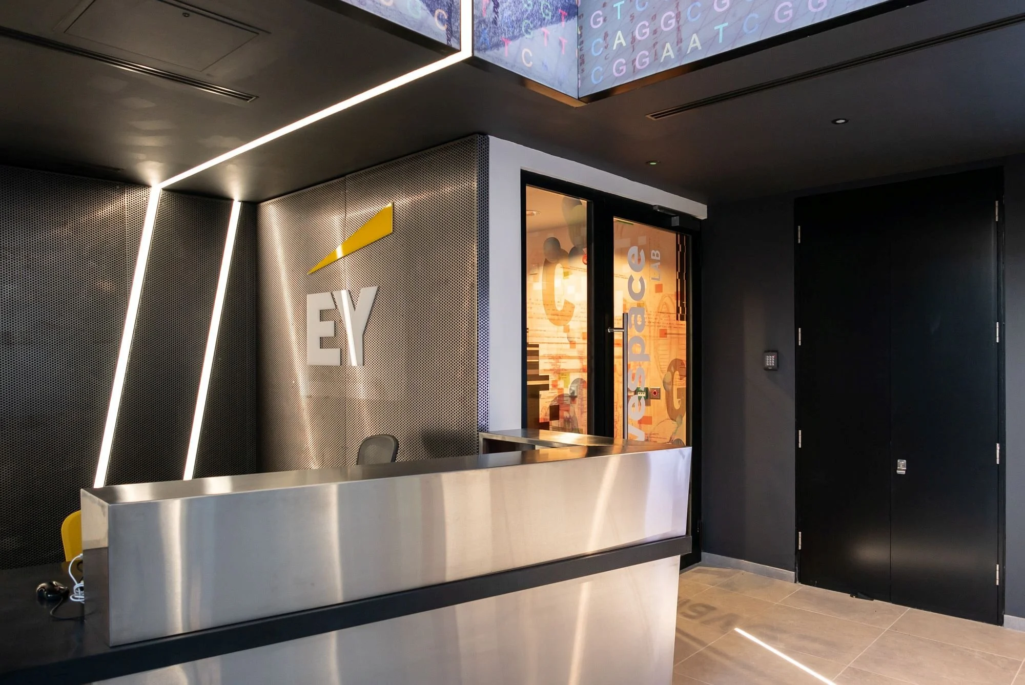 EY Wavespace, Interior entrance detail