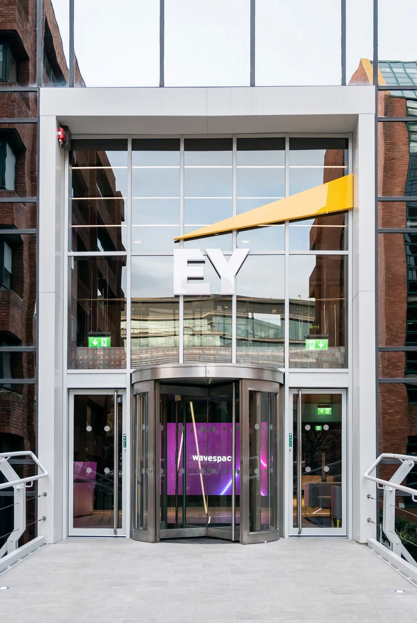 EY Wavespace, Entrance