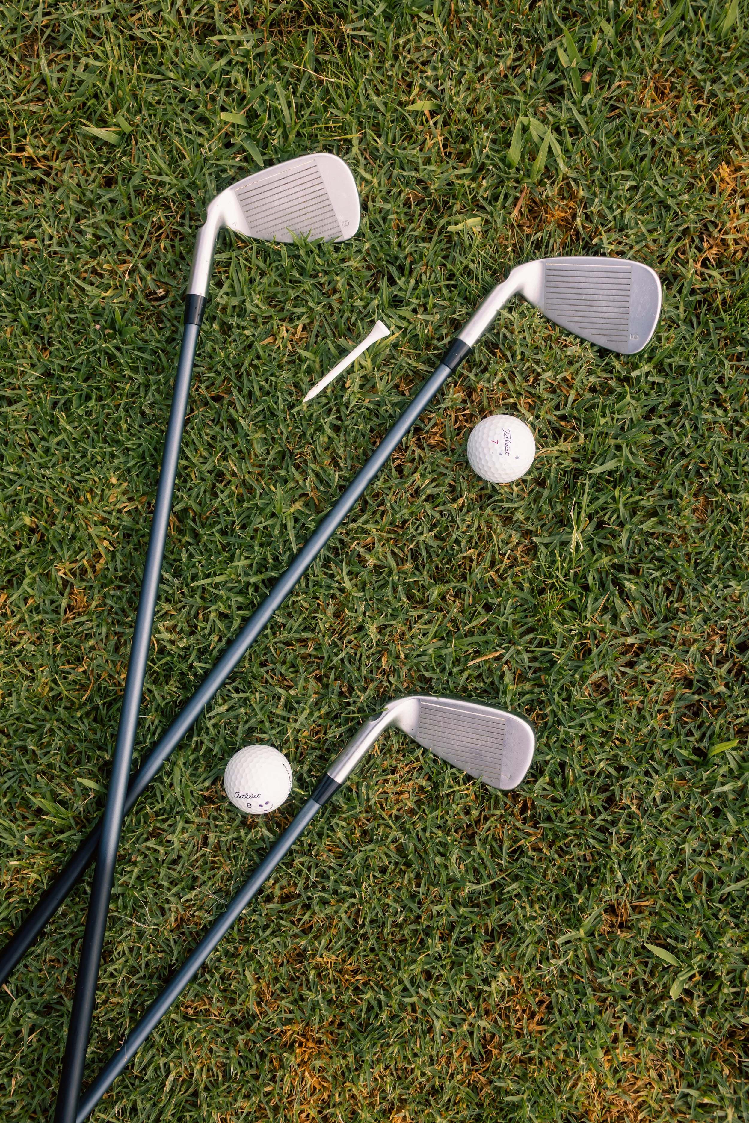 Professional golf experience at Club de Golf Perelada: Titleist accessories and clubs on the manicured green.