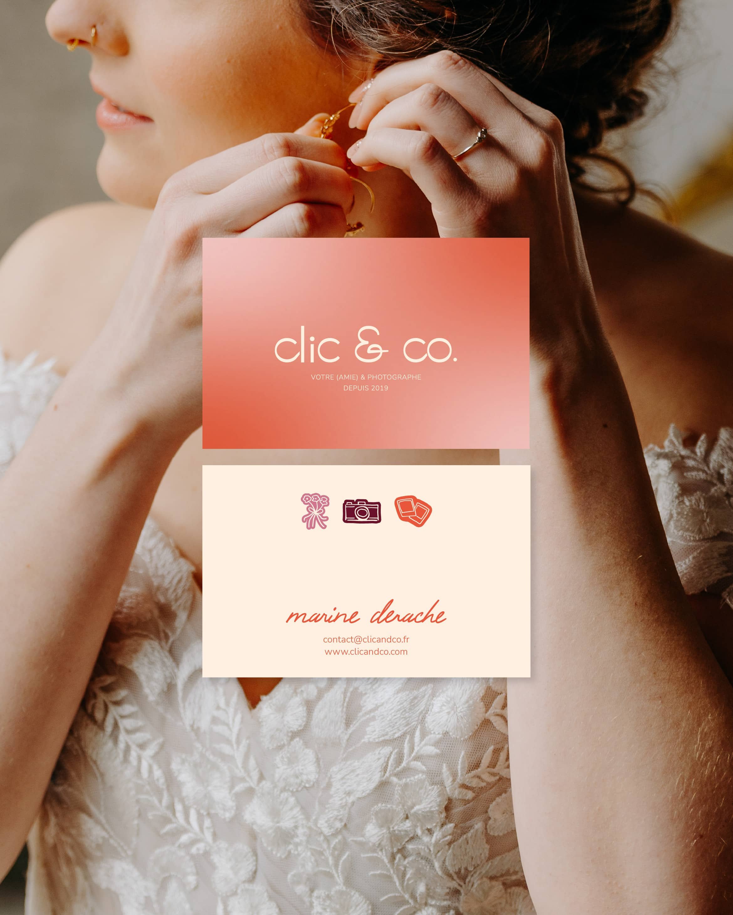 Visuel de carte de visite de Clic & Co, photographe mariage et famille à Lille, présenté sur une photographie de mariée, visuel coloré et élégant.