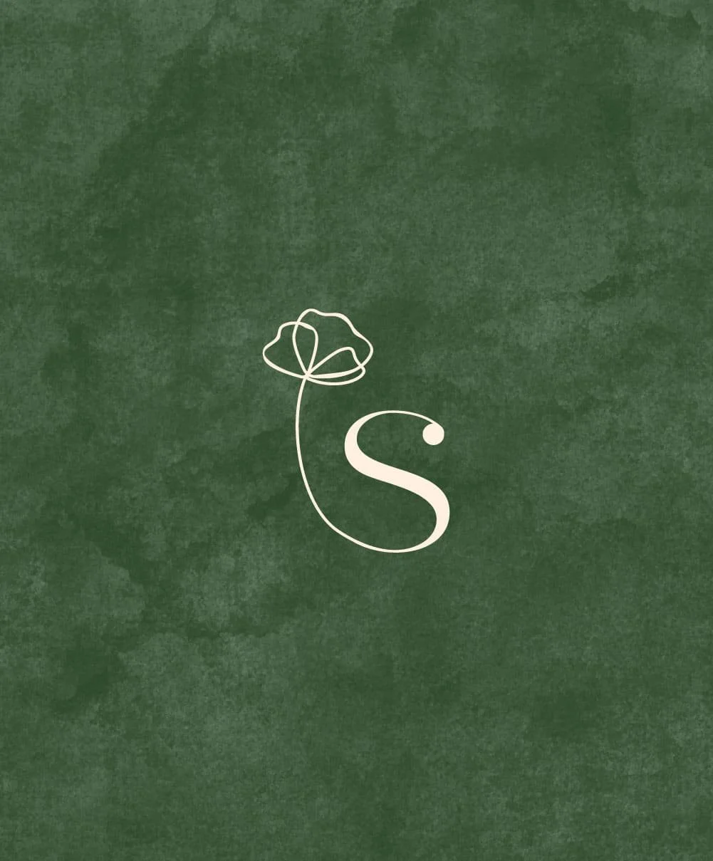 Logo monogramme de la marque de cosmétique naturels Sizens, sur un fond vert texturé.