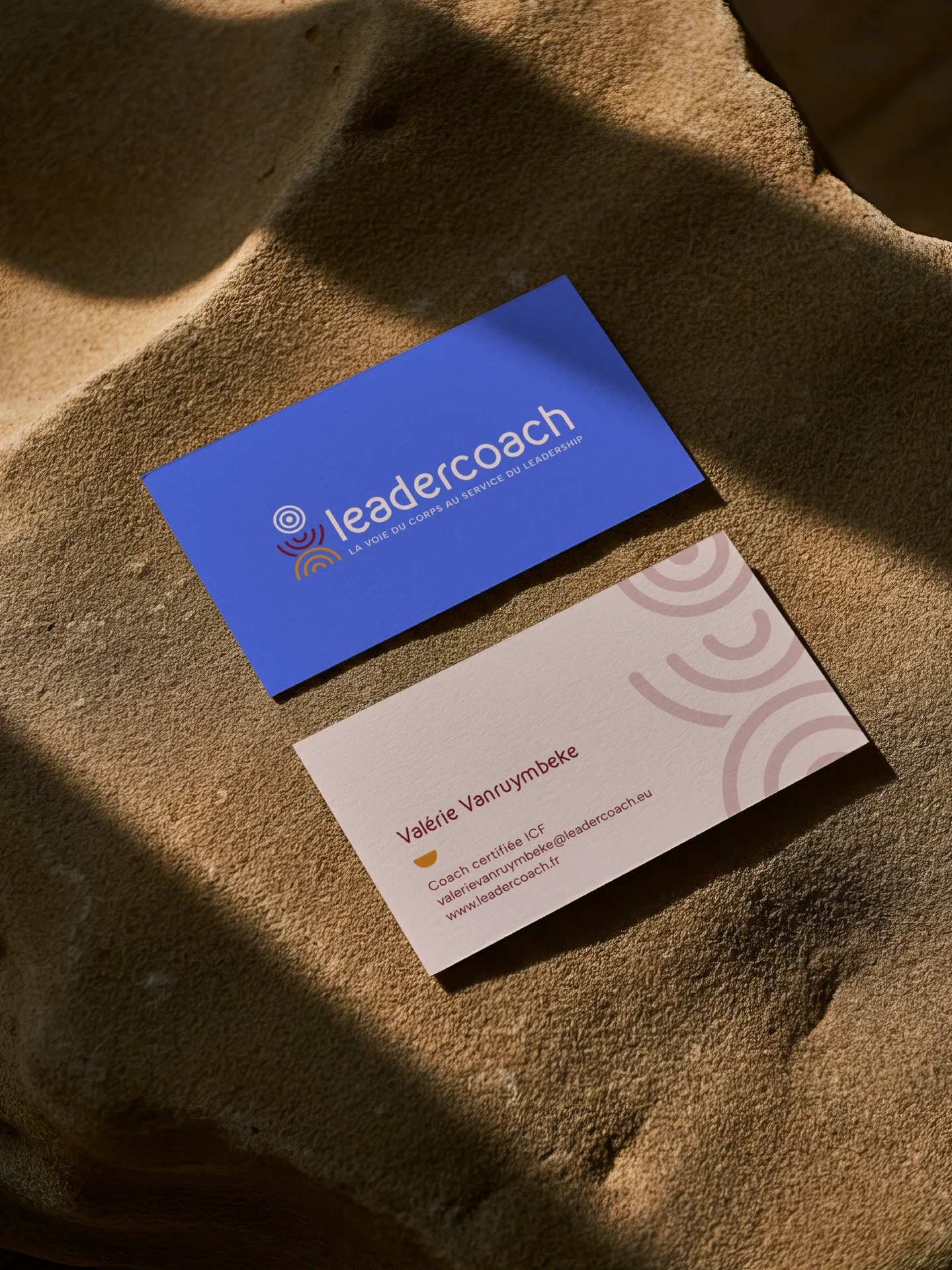 Il y a trois ans, j&rsquo;ai accompagn&eacute; Leadercoach dans la refonte de son identit&eacute; visuelle et de son site web 🌊

Val&eacute;rie est coach pour les entreprises et leaders. Son expertise : faire appel &agrave; la voie du corps pour ame
