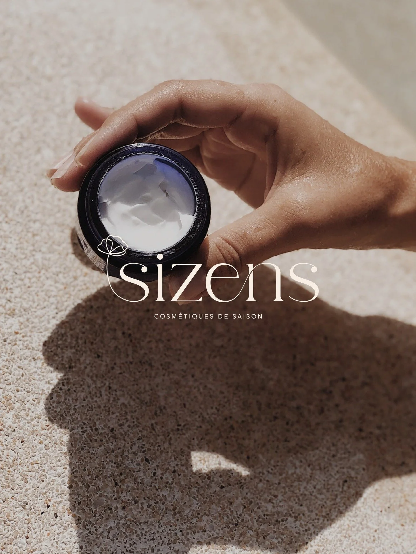 Depuis plus de 4 ans, j&rsquo;accompagne la marque de cosm&eacute;tiques naturels @sizens_cosmetics. Une marque fond&eacute;e par Paulina, pour prendre soin de votre peau au fil des saisons.

Voici l&rsquo;identit&eacute; visuelle cr&eacute;&eacute; 