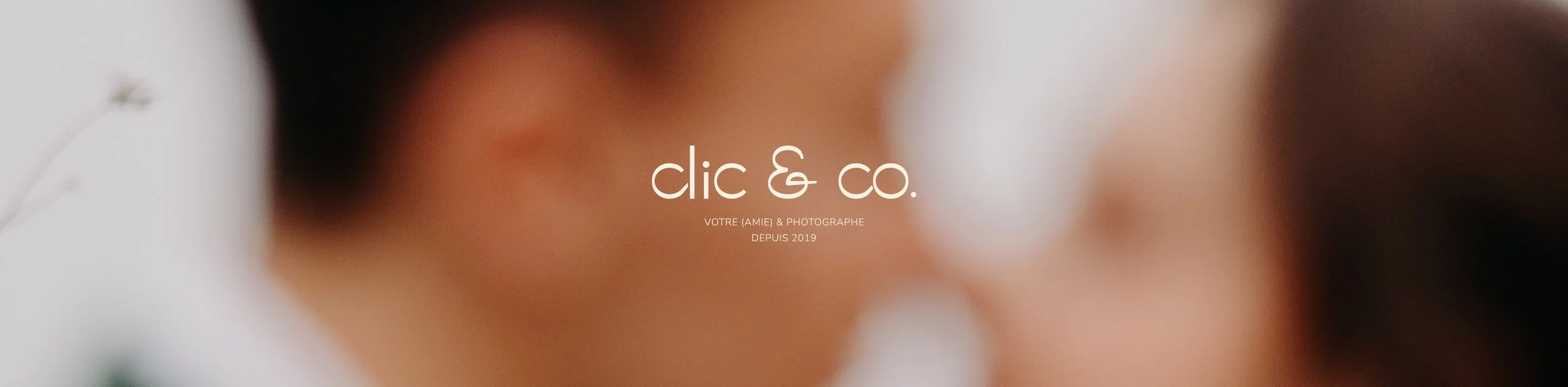 Bannière avec le logo principal de Clic & Co, photographe mariage et famille dans les Hauts-de-France, sur un fond photo de mariage.