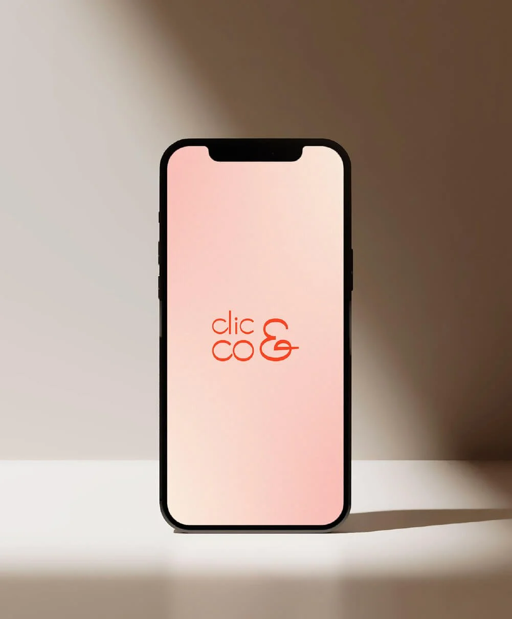 Mise en situation du logo de Clic & Co sur un iPhone.