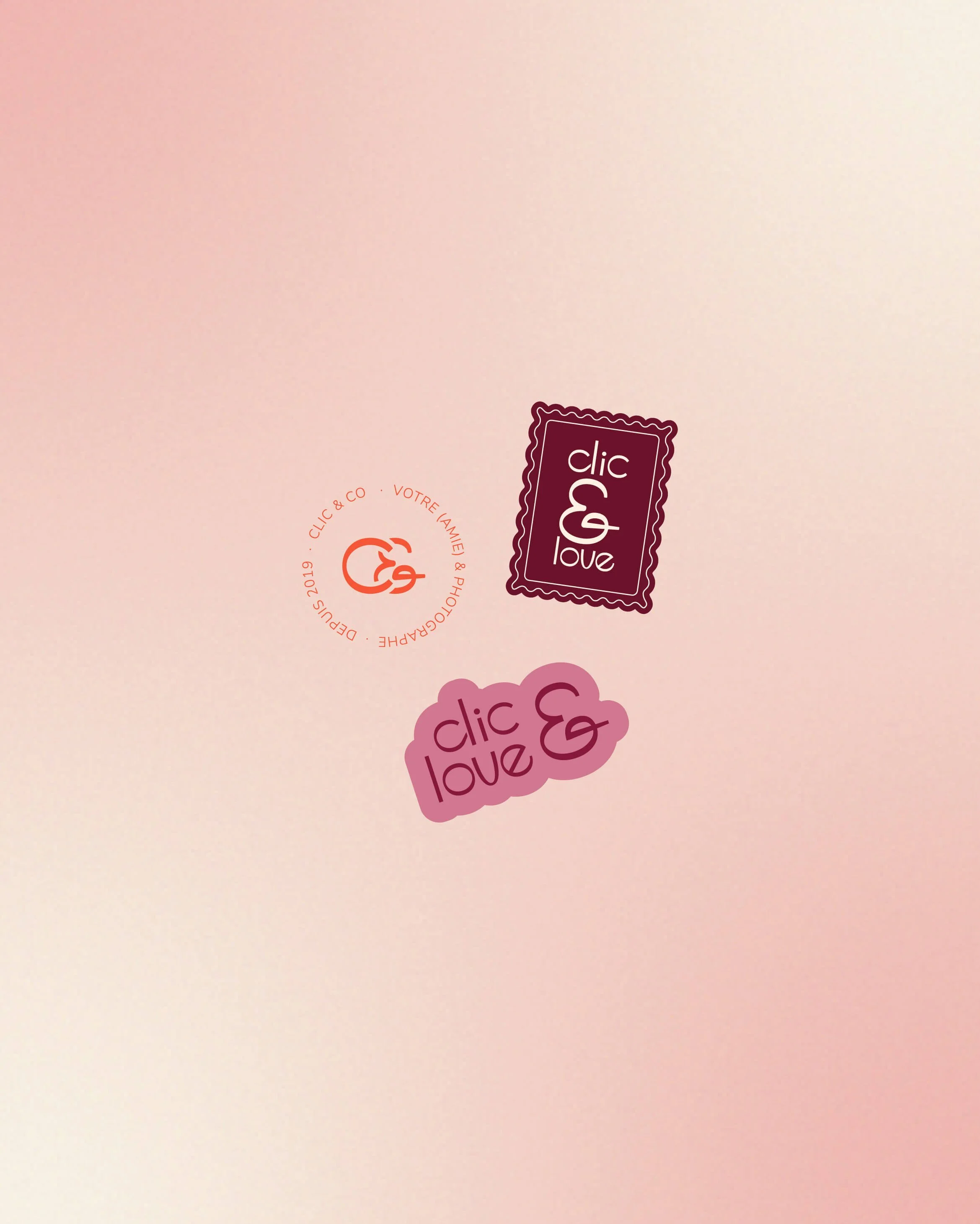 Visuel avec trois déclinaisons de logo, submarks, pour Clic & Co, sur un fond dégradé orangé.