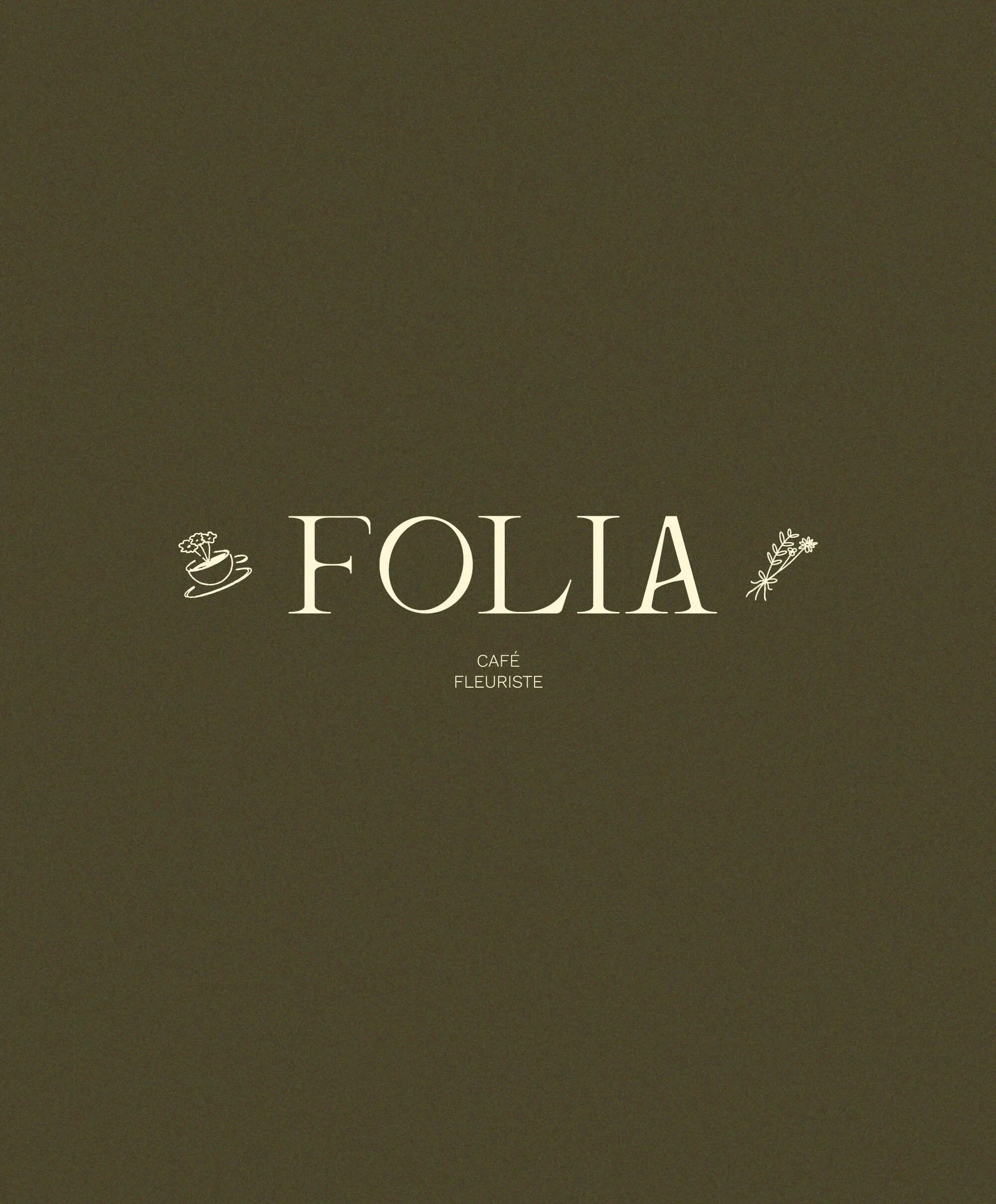 Logo principal de Folia, café et fleuriste, lieu de vie. Centré et sur fond vert. Identité visuelle premium et élégante.