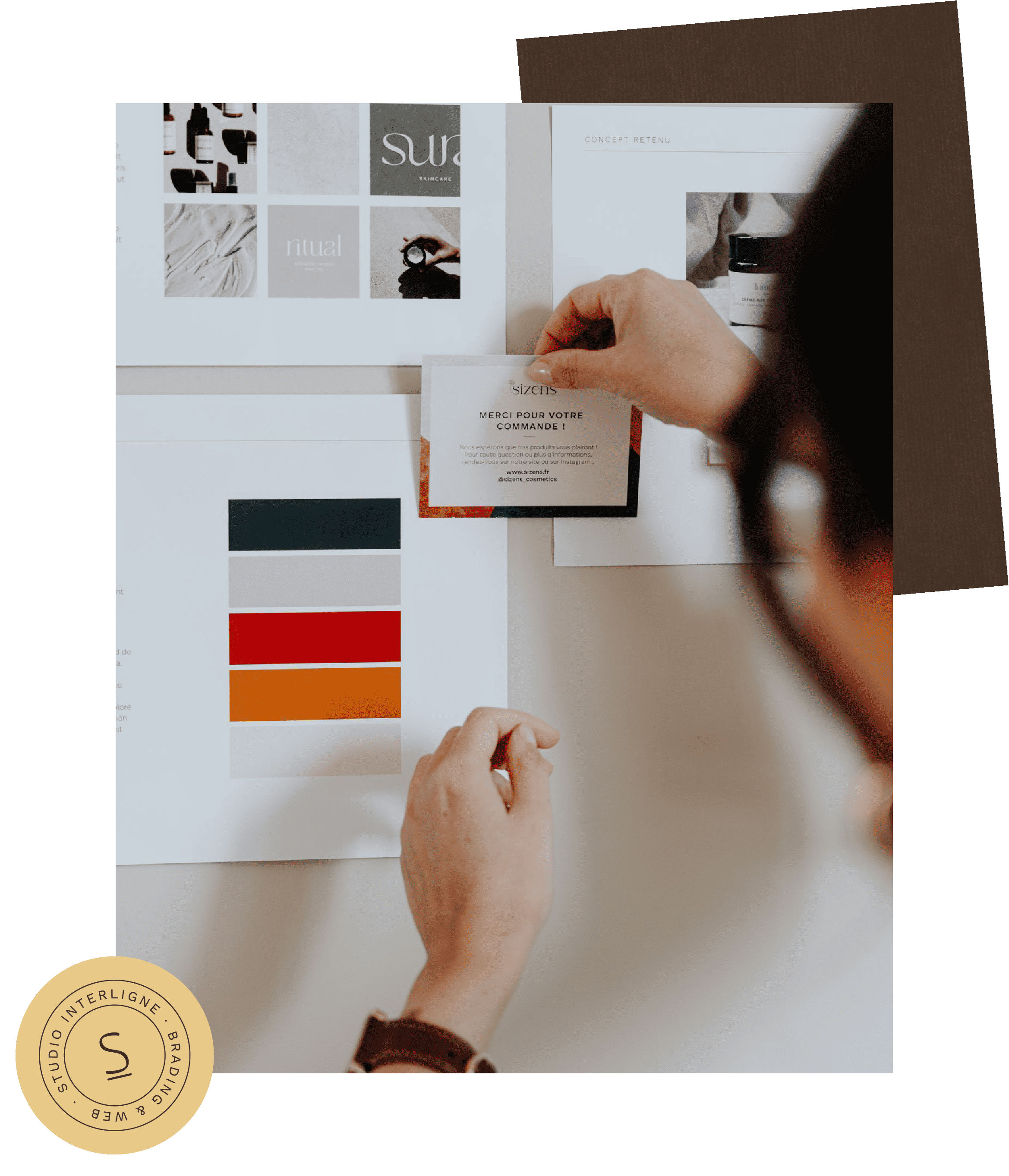 Photographie d'ambiance représentant une personne créant un moodboard pour une identité visuelle.
