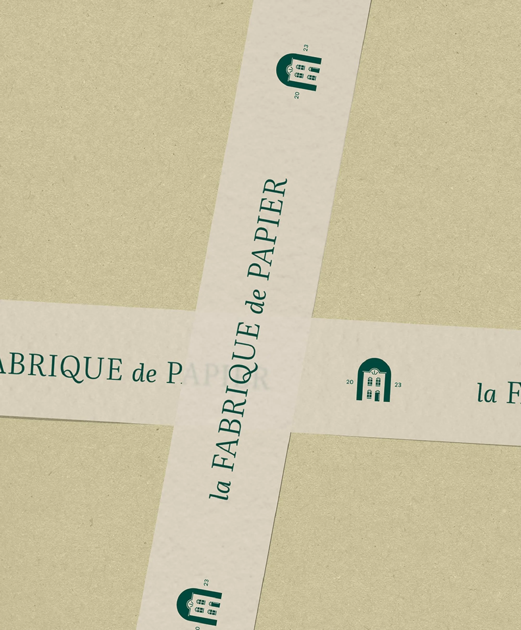 Mise en situation du logo de La Fabrique de Papier sur un emballage.