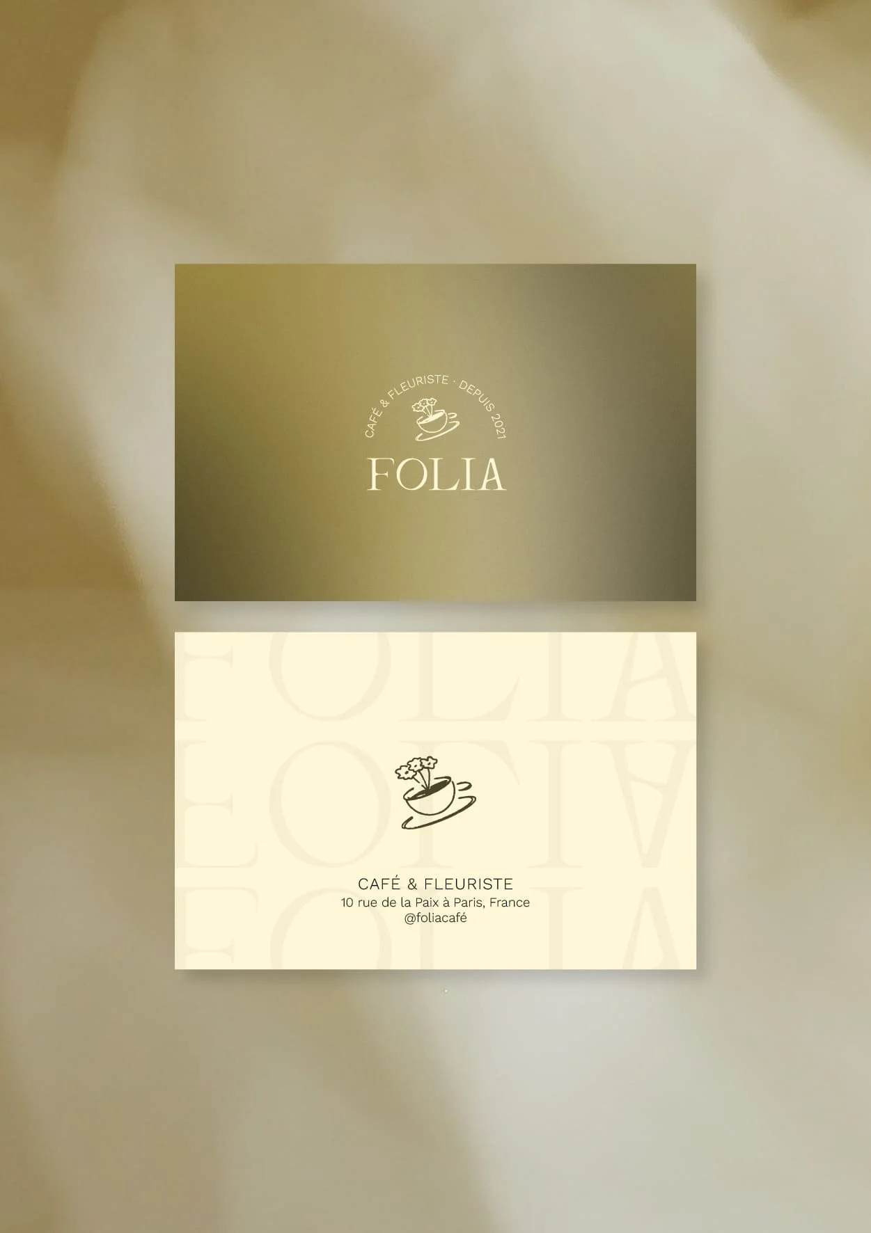 Visuel carte de visite avec univers visuel de Folia, un café fleuriste haut-de-gamme. Fond vert clair.
