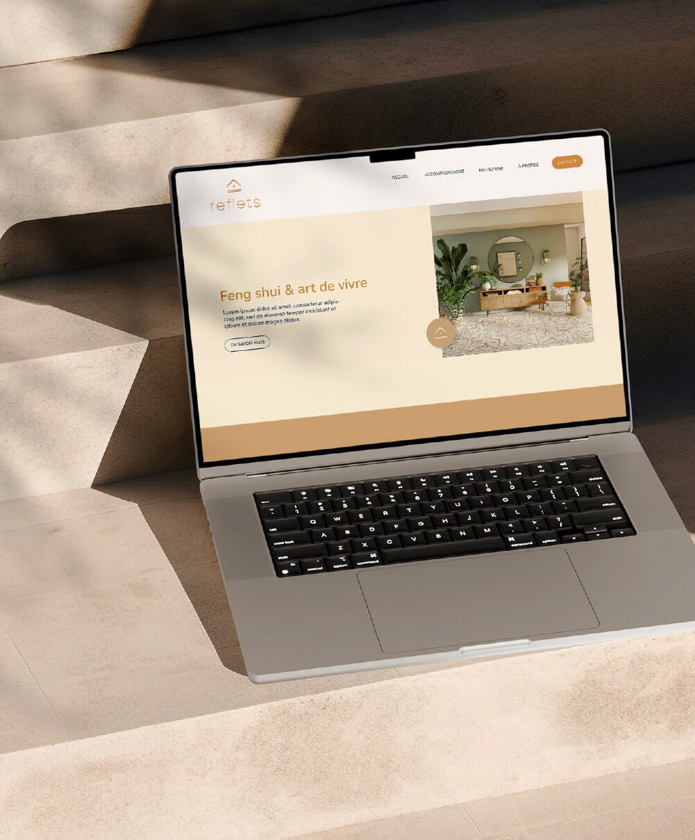 Mise en situation de la page d'accueil du site web de Reflets feng shui sur un laptop, mise en page épuré et élégante.