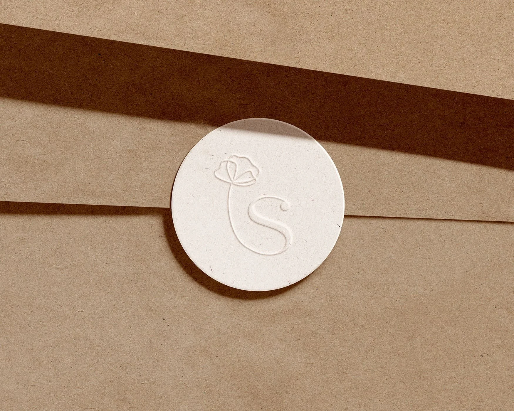 Logo Sizens, marque de cosmétiques naturels : lettre S et fleur stylisée en blanc sur fond marron clair