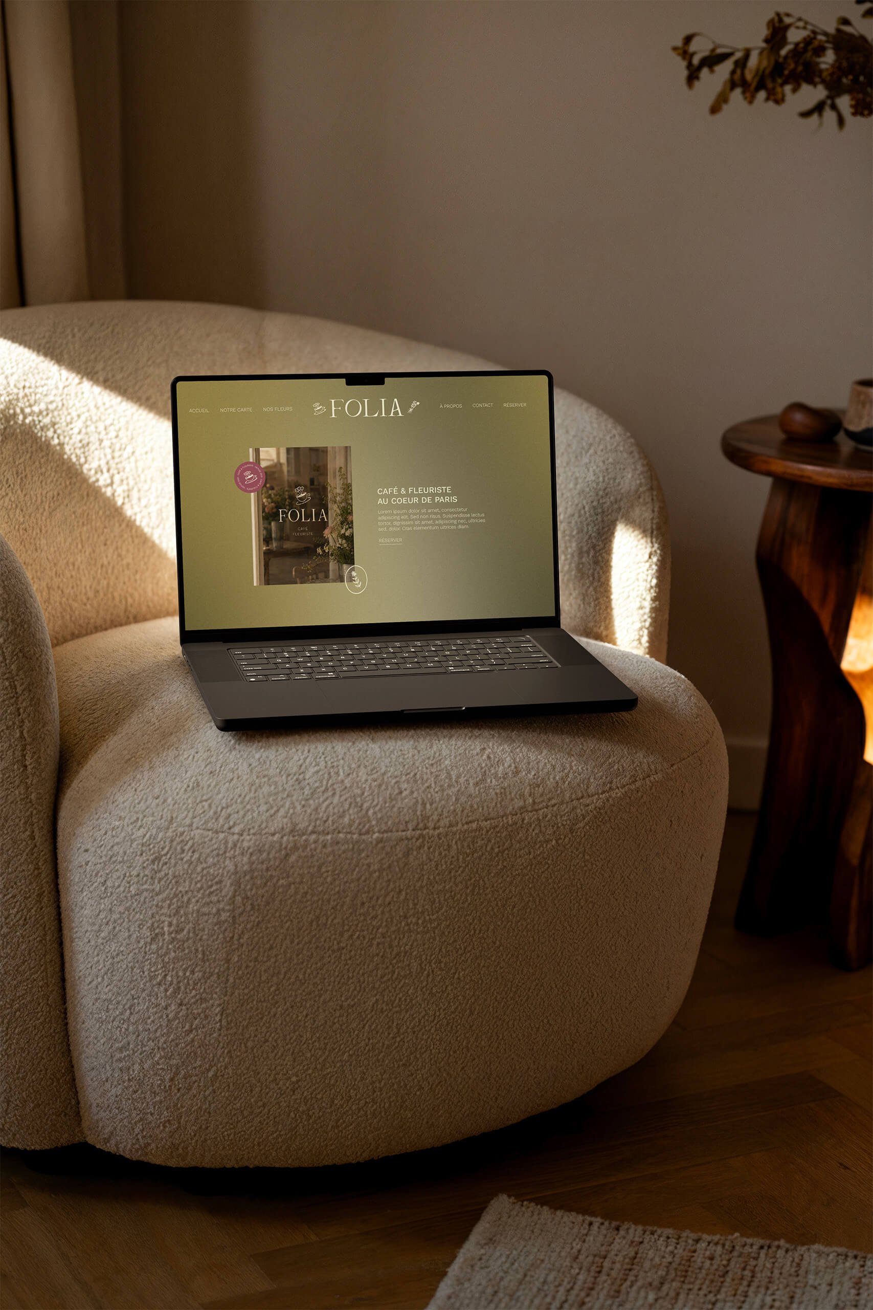 Mise en situation de la homepage de Folia, café et fleuriste, design épuré et minimaliste.