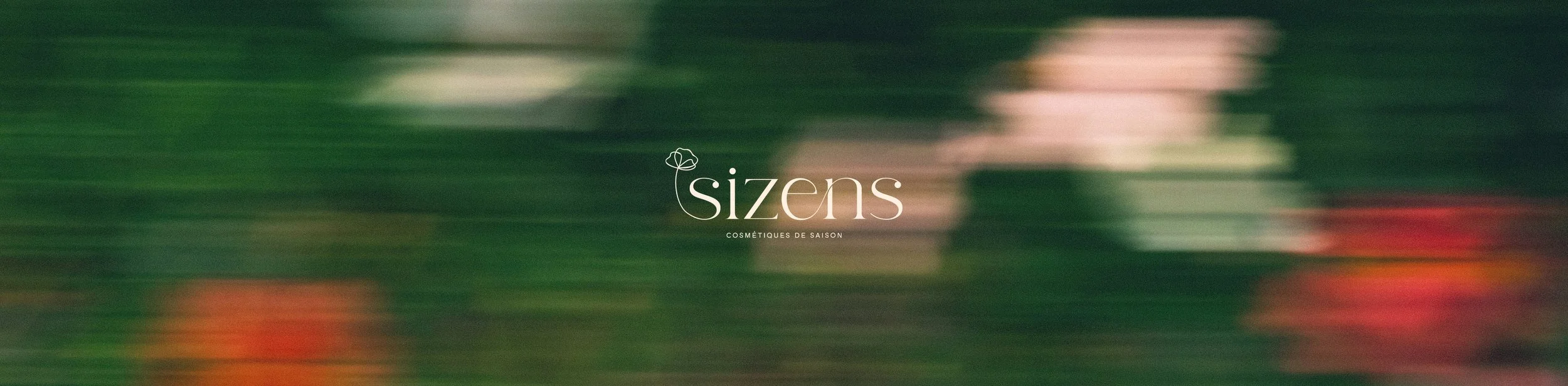 Bannière avec logo principal de Sizens, marque des cosmétiques naturels et responsable, fondée à Lille. Logo typographique et minimaliste.