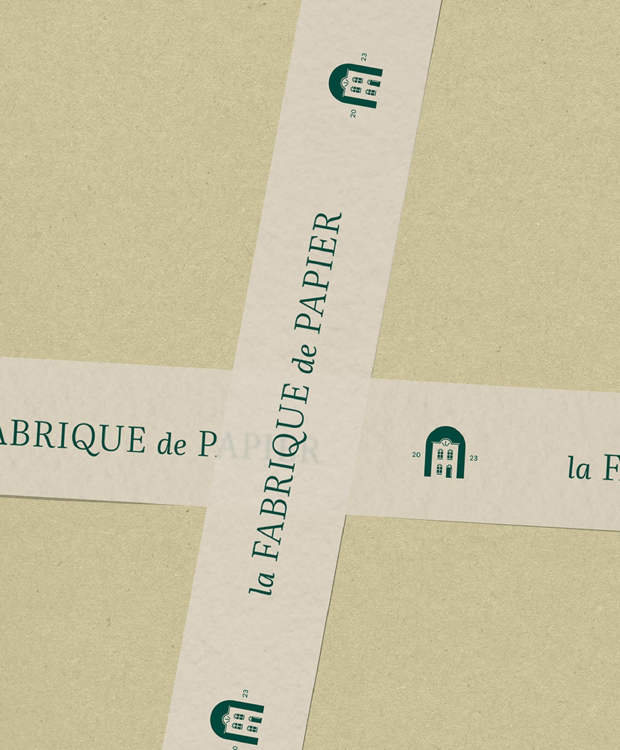 Mise en situation de l'identité de marque de La Fabrique de Papier sur un emballage vert clair.