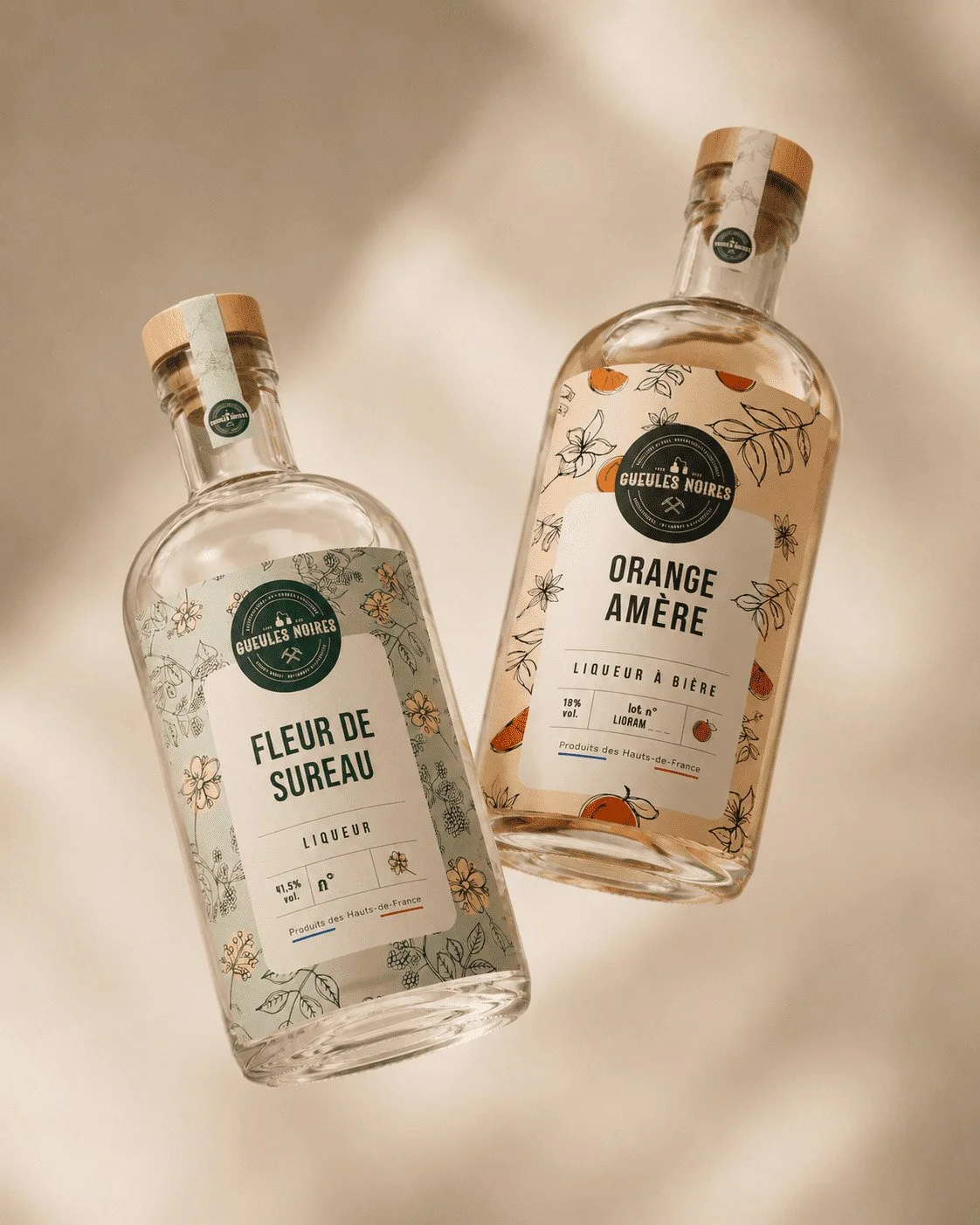 Mise en situation d'étiquettes de spiritueux créées pour la distillerie Gueules Noires.