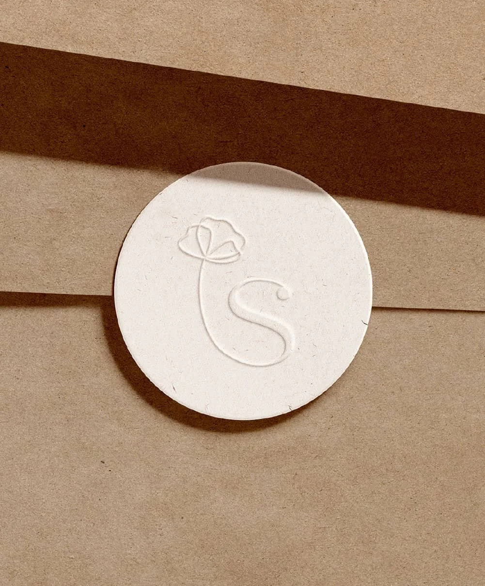 Tampon avec logo monogramme de Sizens, marque de cosmétiques naturels premium.