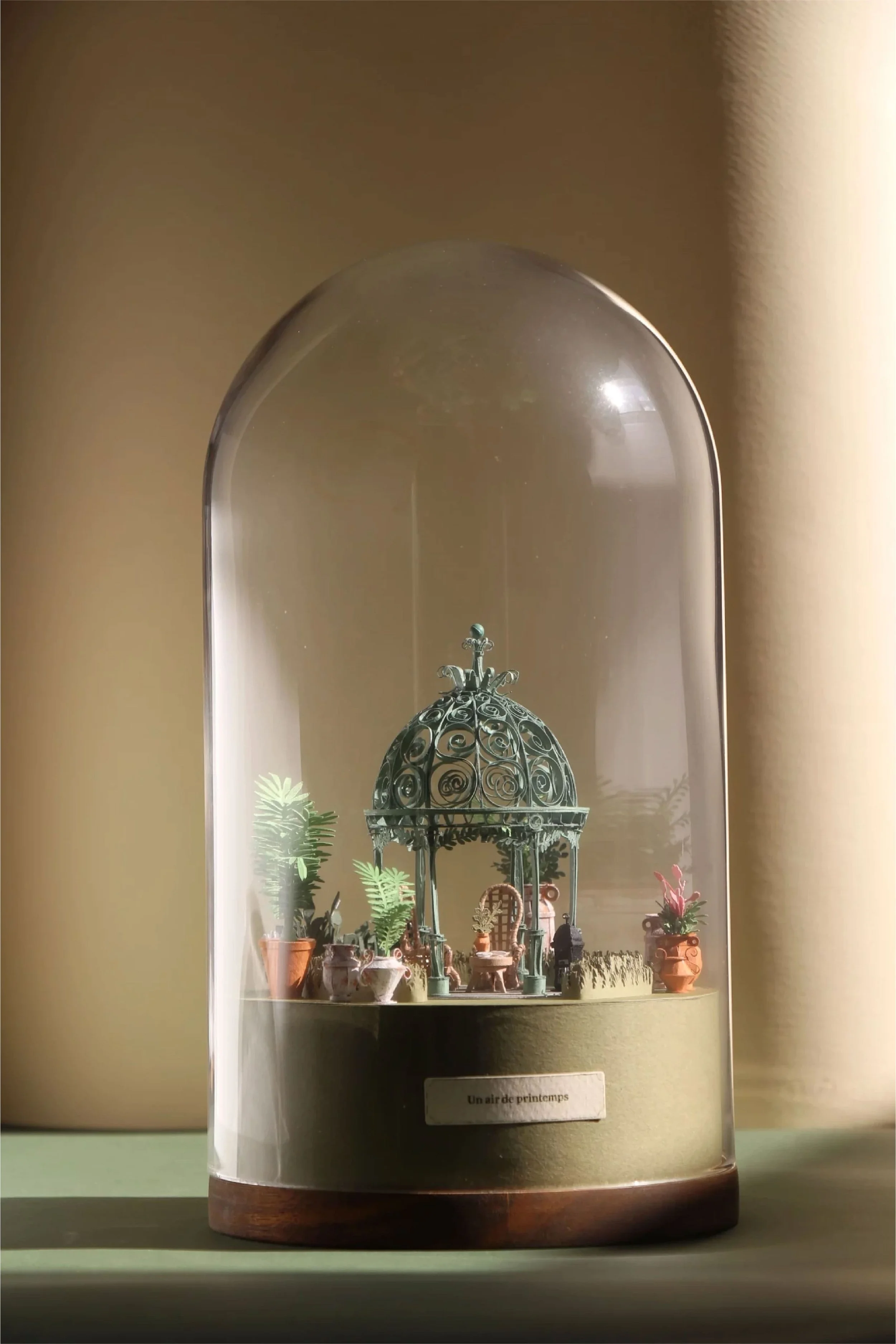 Maquette en papier représentant un jardin, photographie d'ambiance qui participe à la direction artistique.