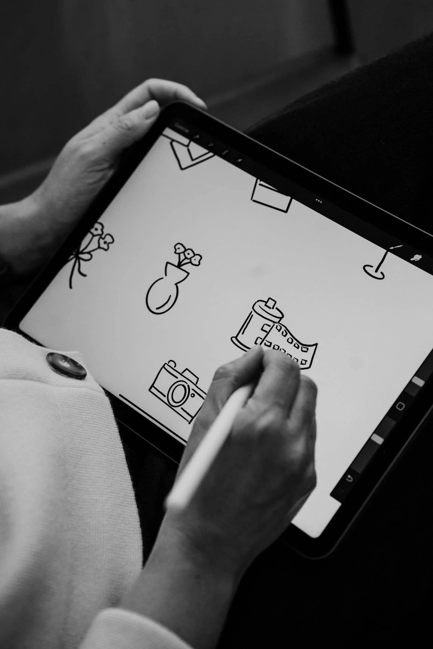 Photographie d'ambiance, graphiste freelance spécialisée dans la création d'identité visuelle.