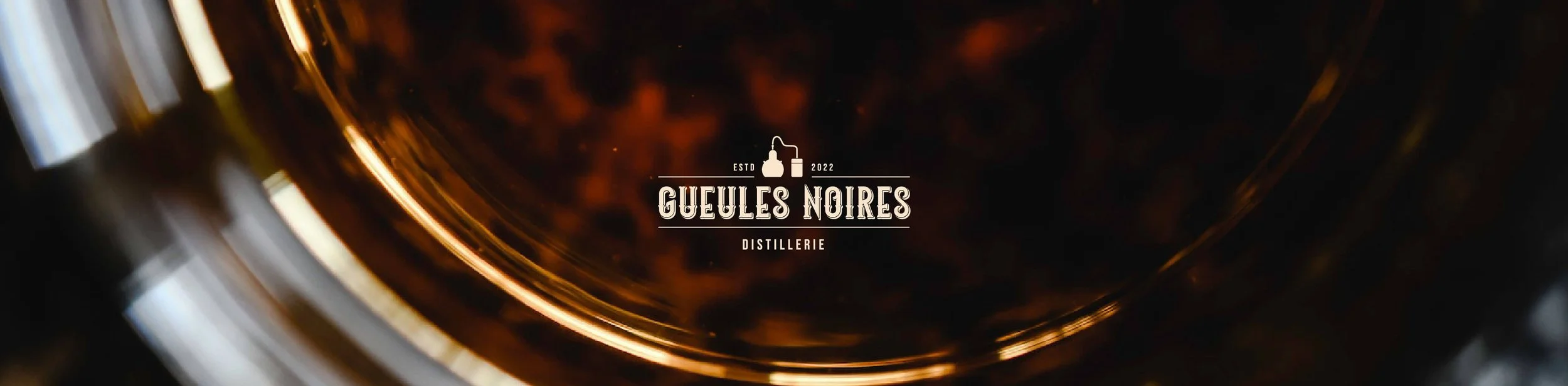 Bannière avec logo principal de Gueules Noires, marques de spiritueux et distillerie des Hauts-de-France. Typographie vintage, élégante et authentique.
