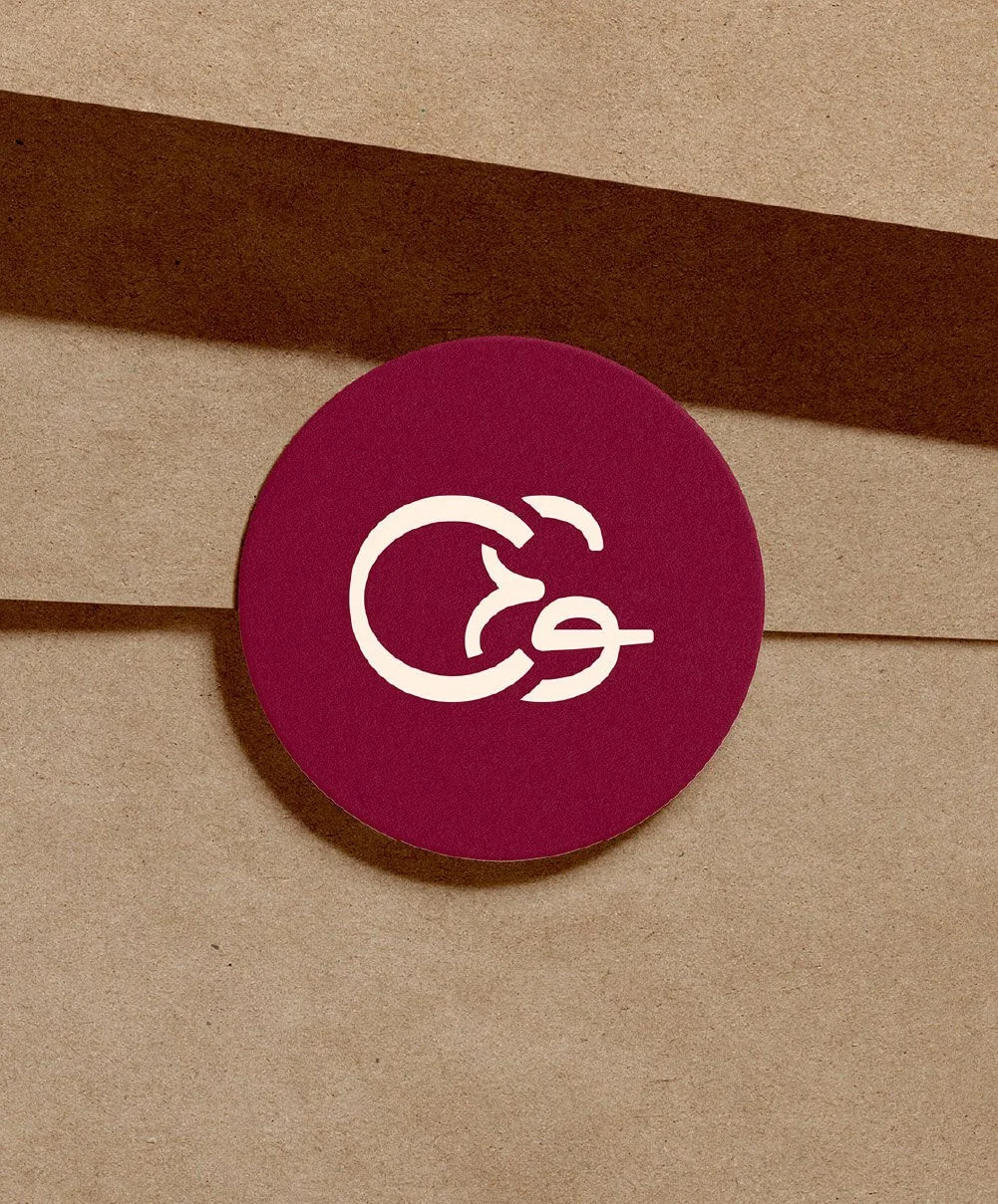 Logo monogramme de Clic & Co, photographe mariage et famille Hauts-de-France, présenté sur un stocker sur une enveloppe.