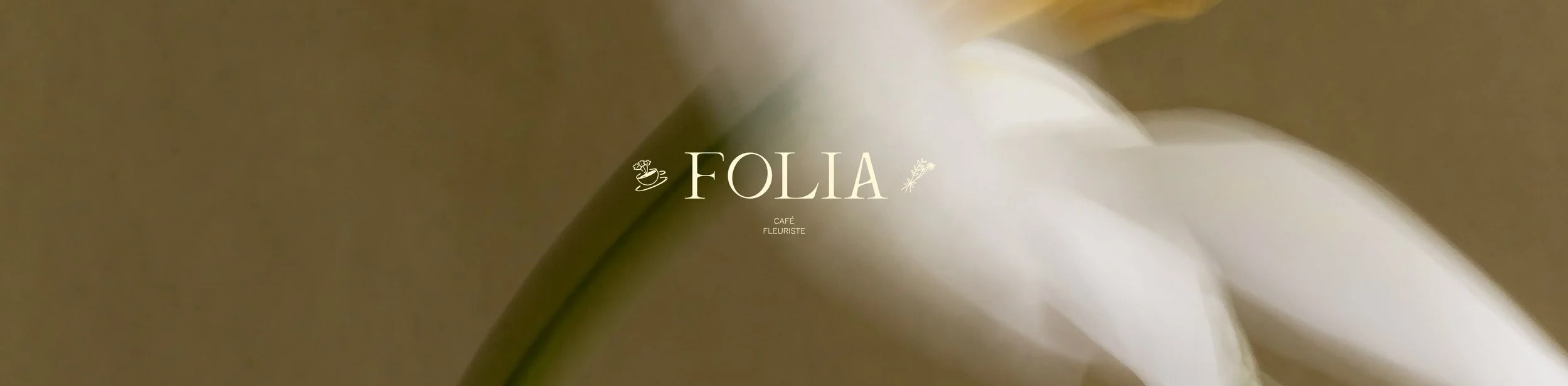 Bannière avec logo principal de Folia, café et fleuriste. Visuel premium et minimaliste, sur fond vert.