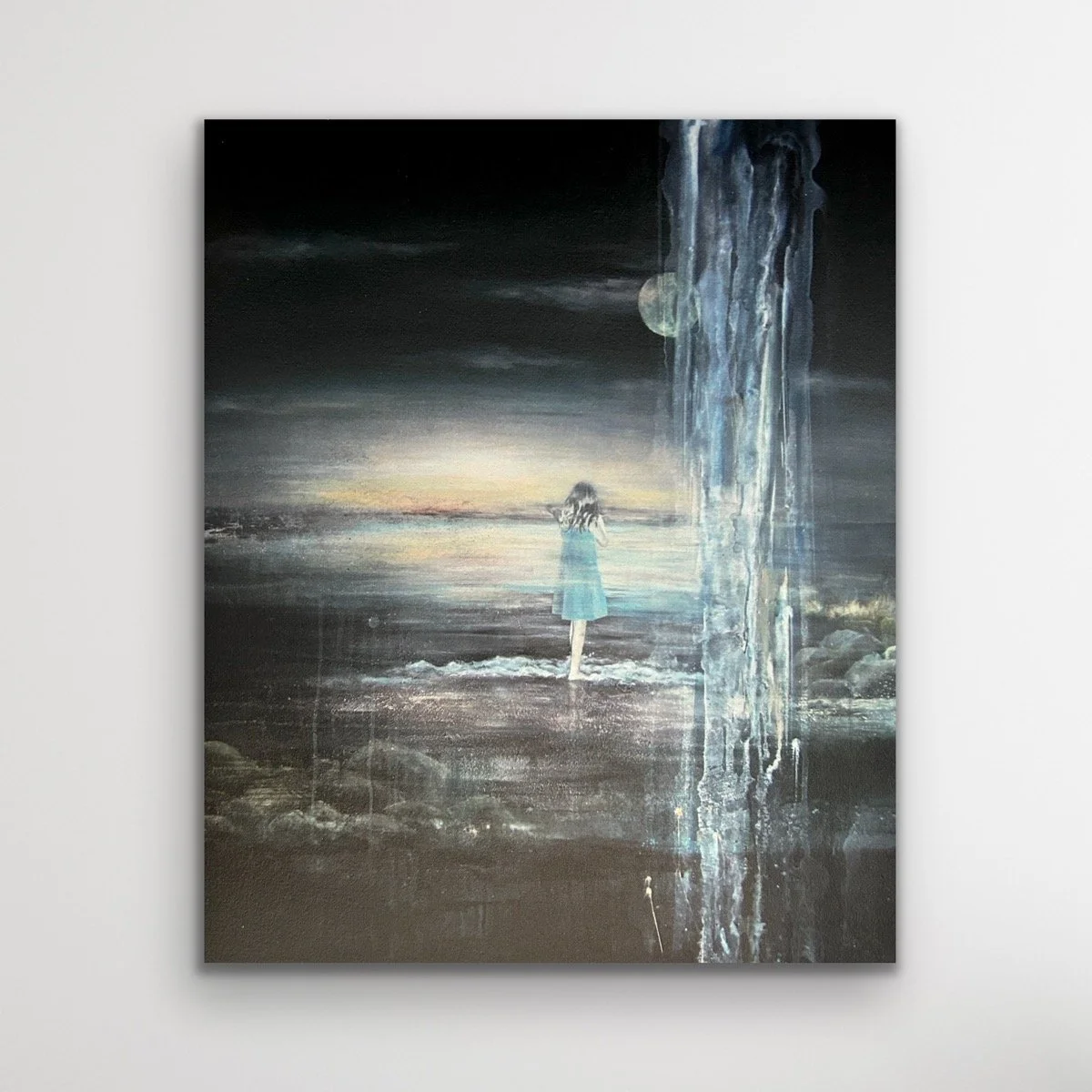 Path of Peace – giclée-kunsttrykk av Rakel Thorsell Flåten med kvinne ved havet, mørk himmel, rennende vann og lys i horisonten.