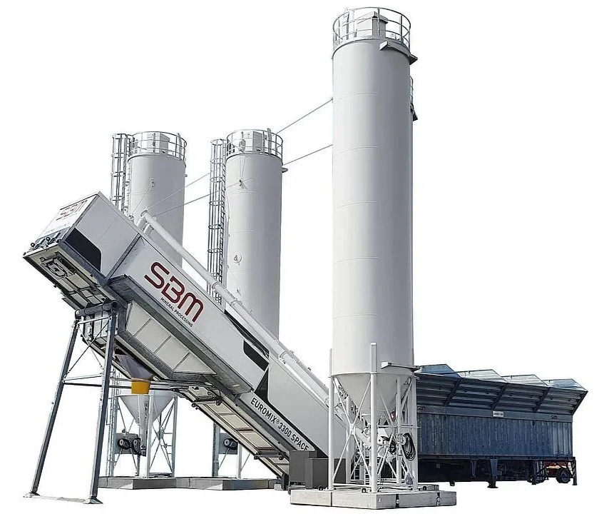 Een betonmolen met drie silos en een voertuig voor het mengen van beton.