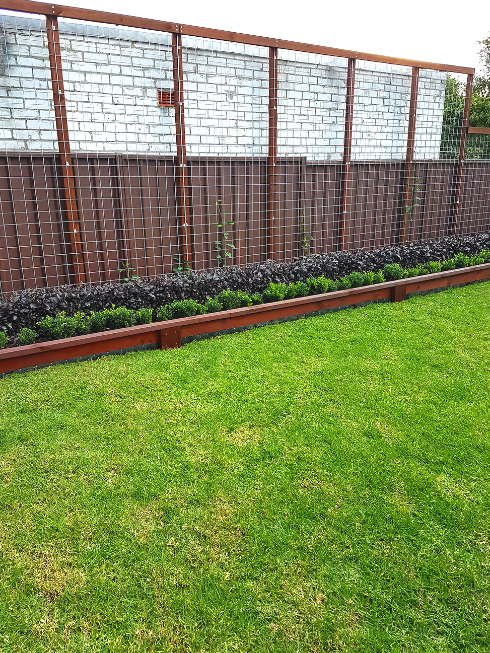Vertical privacy screen and garden bed construction