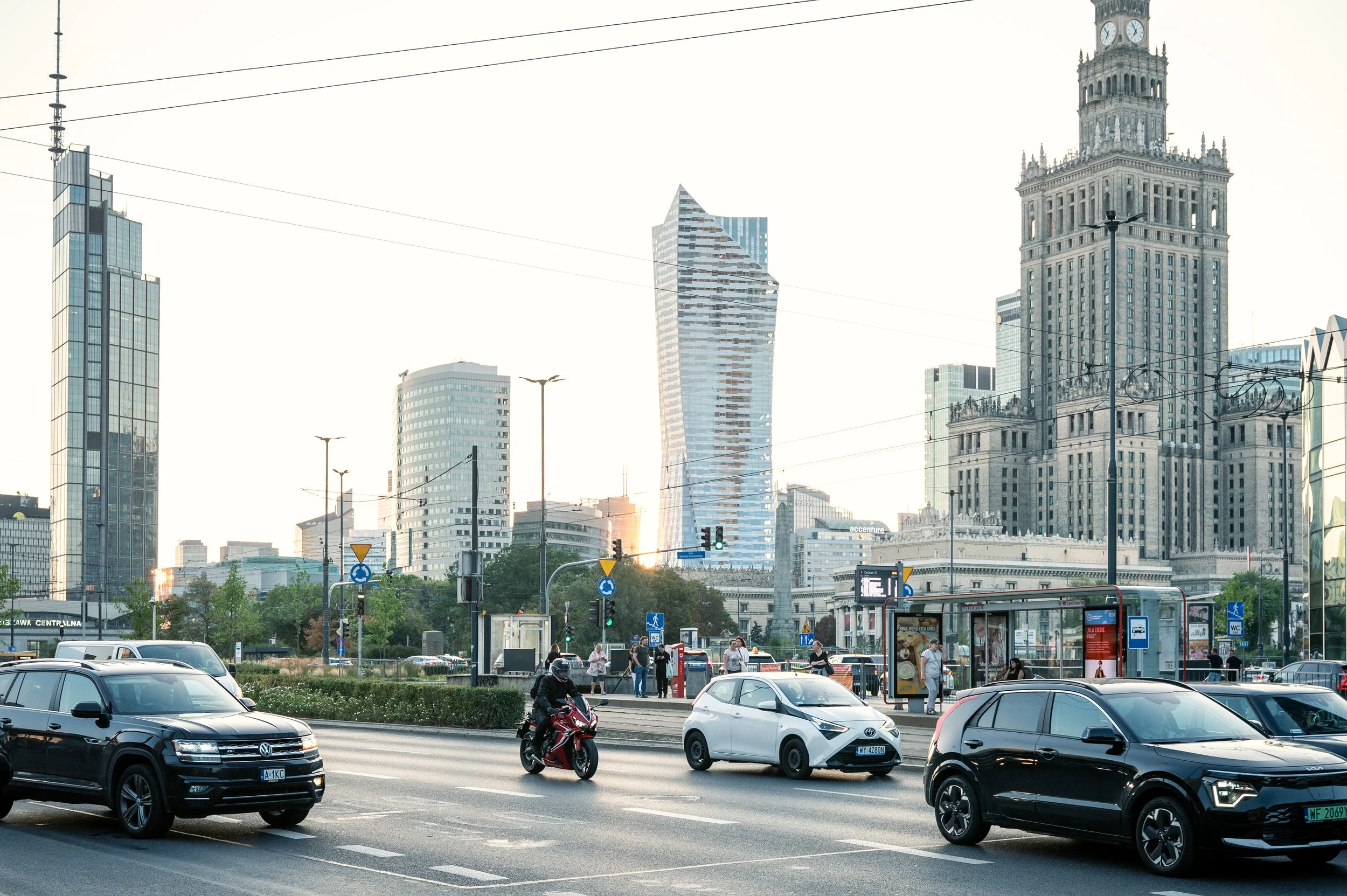 Stadtbild mit modernen und historischen Wolkenkratzern in Warschau, Polen, Menschen und Fahrzeuge auf der Straße.
