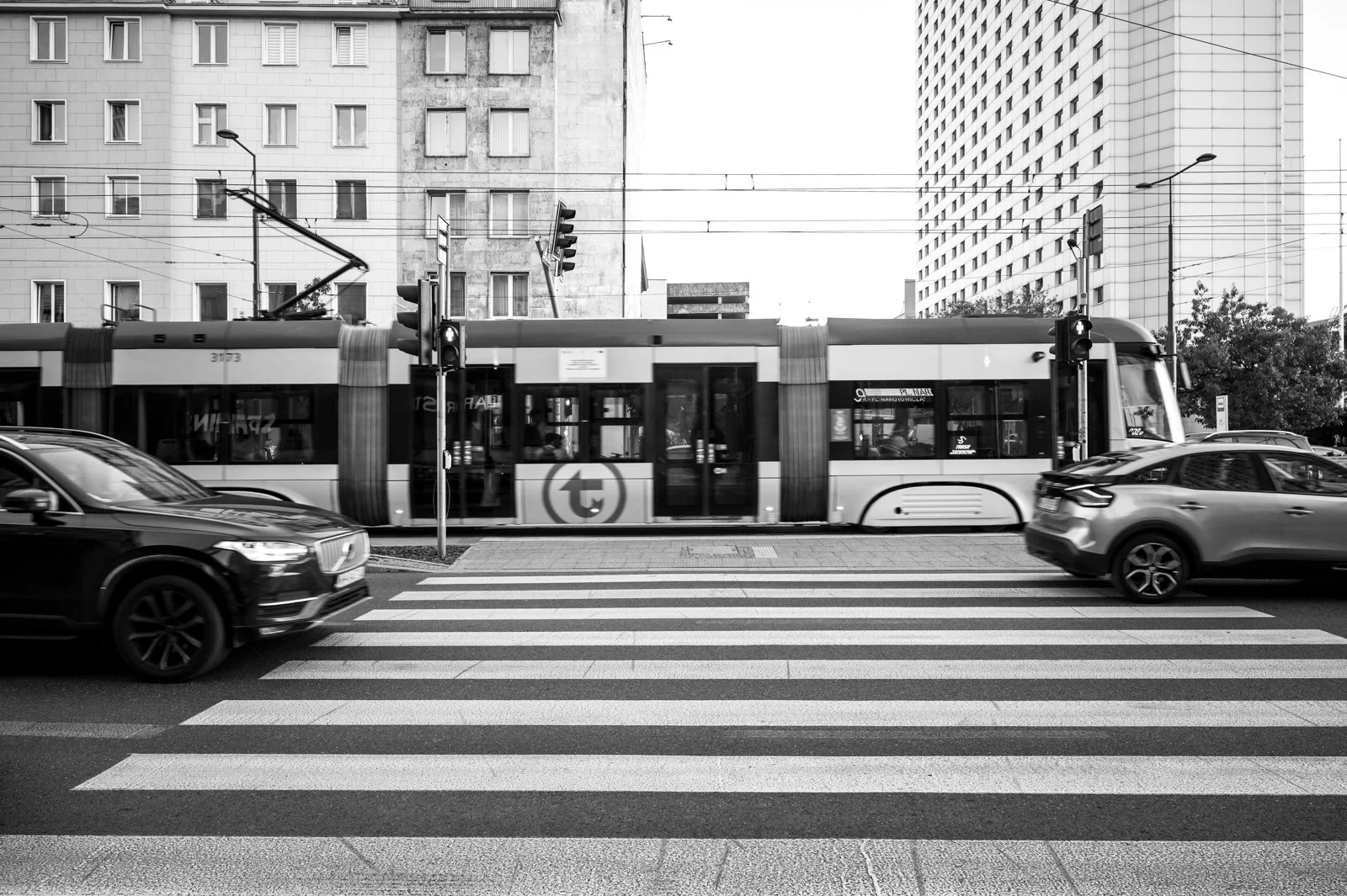Schwarzes und weißes Stadtbild mit Bus, Autos und Hochhäusern, Schwarz-Weiß-Foto, urbane Szene