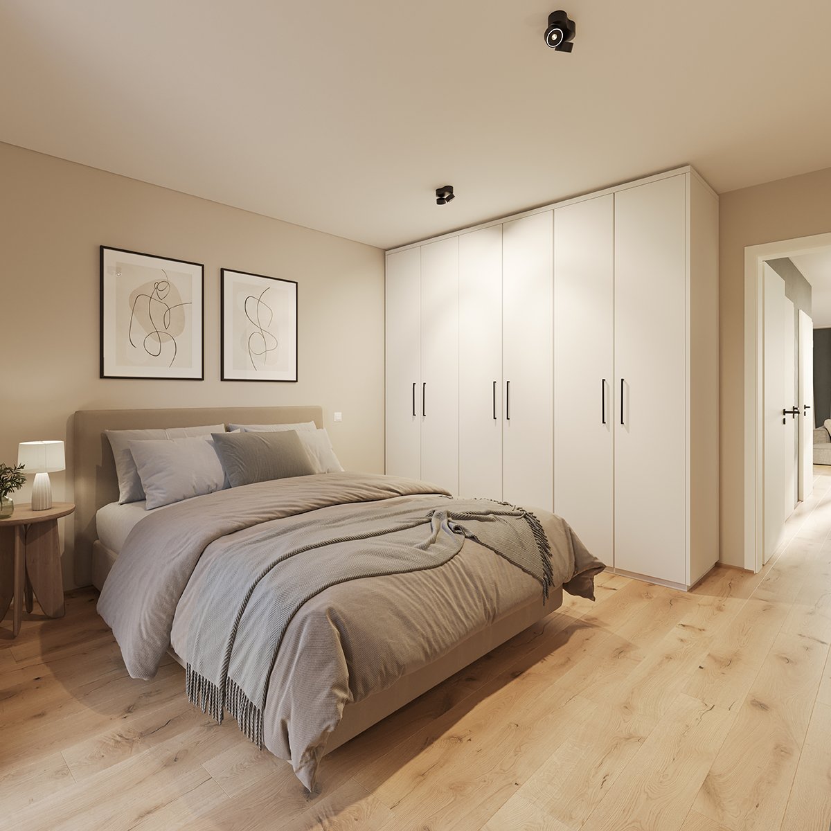 Ein modernes Schlafzimmer mit einem großen Bett, einer Nachttischlampe, Wänden mit minimalistischer Kunst, einem weißen Kleiderschrank und offenem Türrahmen, der zu einem anderen Raum führt.