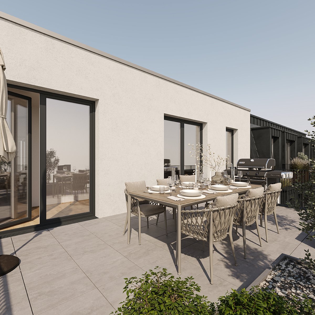 Moderner Balkon mit Esstisch, Stühlen, Grill und Pflanzen.