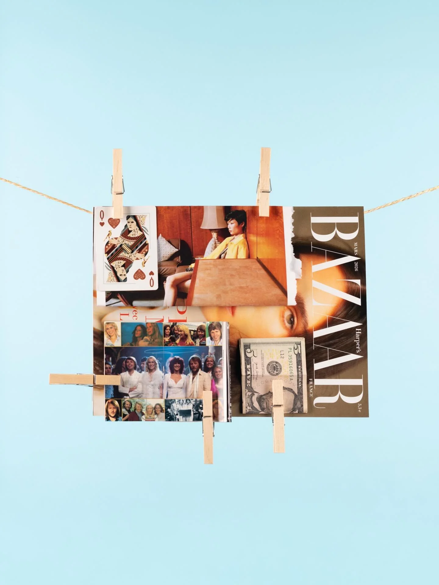 5 bucks and a fashion magazine is all I need. 

Assistant @moi_jesuisma 

#photography #paris #studio #scrapbooking #vogue