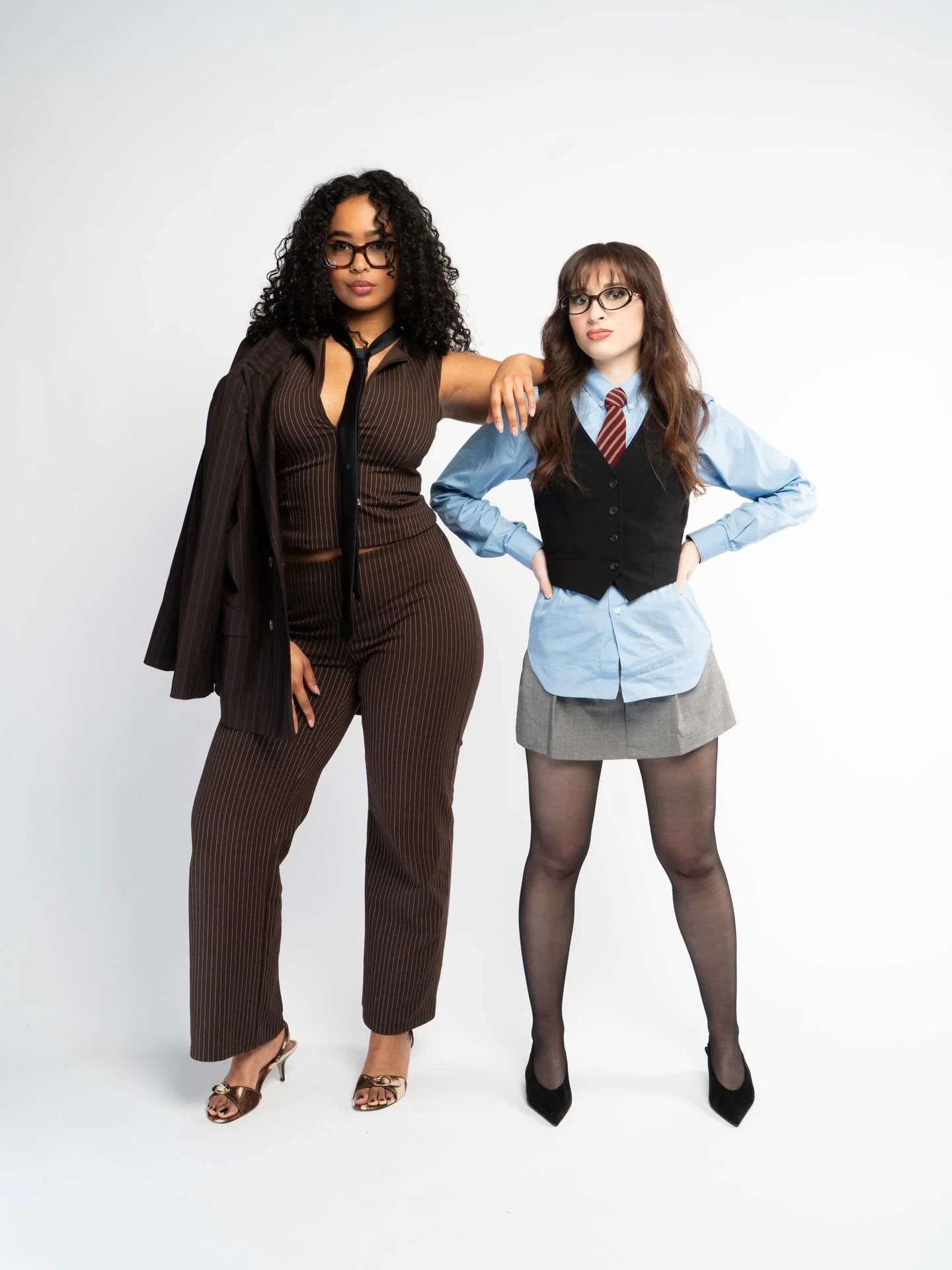 Busy Girls. 

Models @aaliyah_kaye8 @louisehornain 
Makeup Artist @sldn.beauty 
Assistant @klaudiaugrai 

#studio #fashion #corporate #women #paris