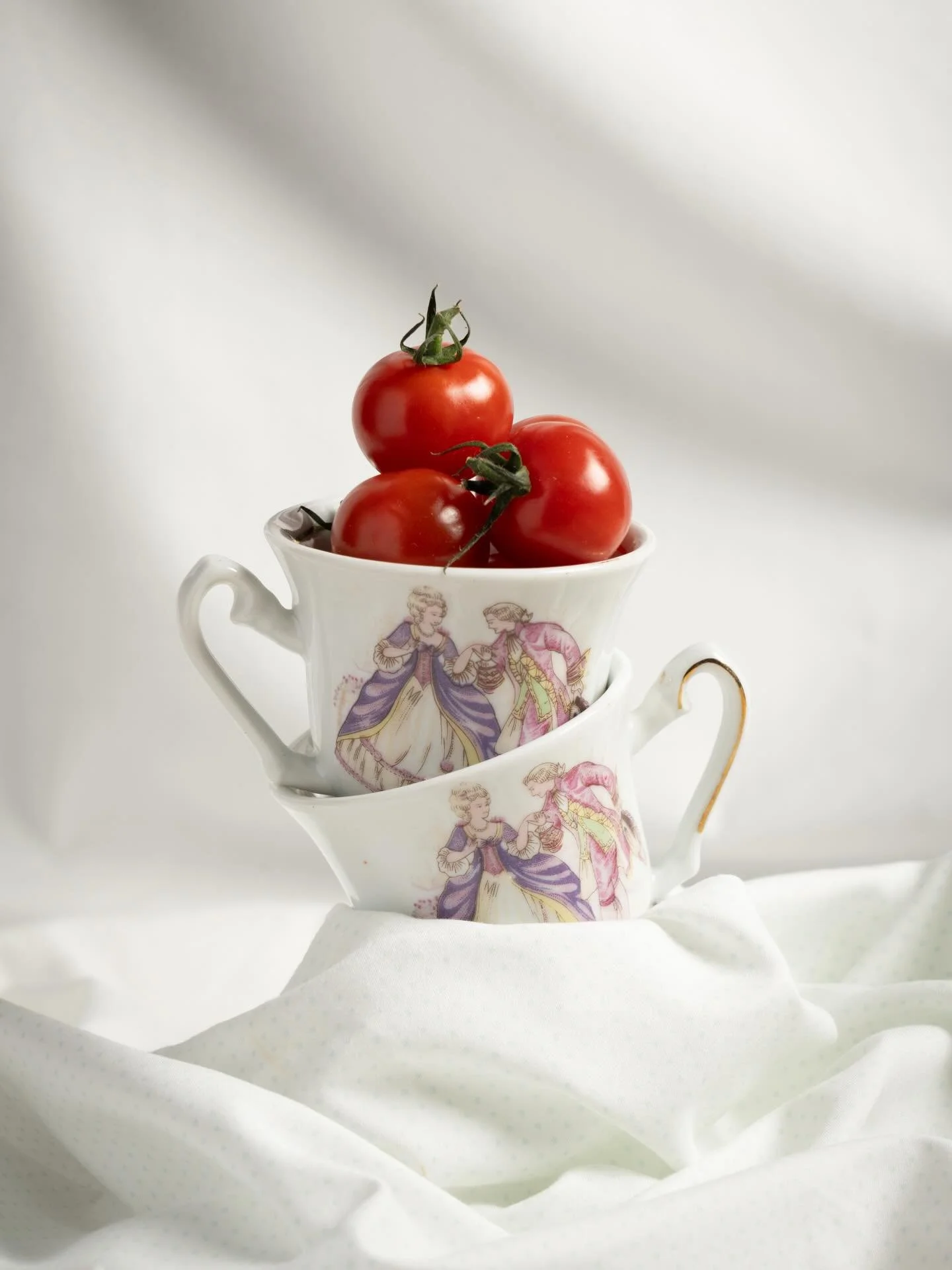 quiet beauty in still life 🫖

studio @speos_photo 

#photography #stilllife #chic #tomato #fashion