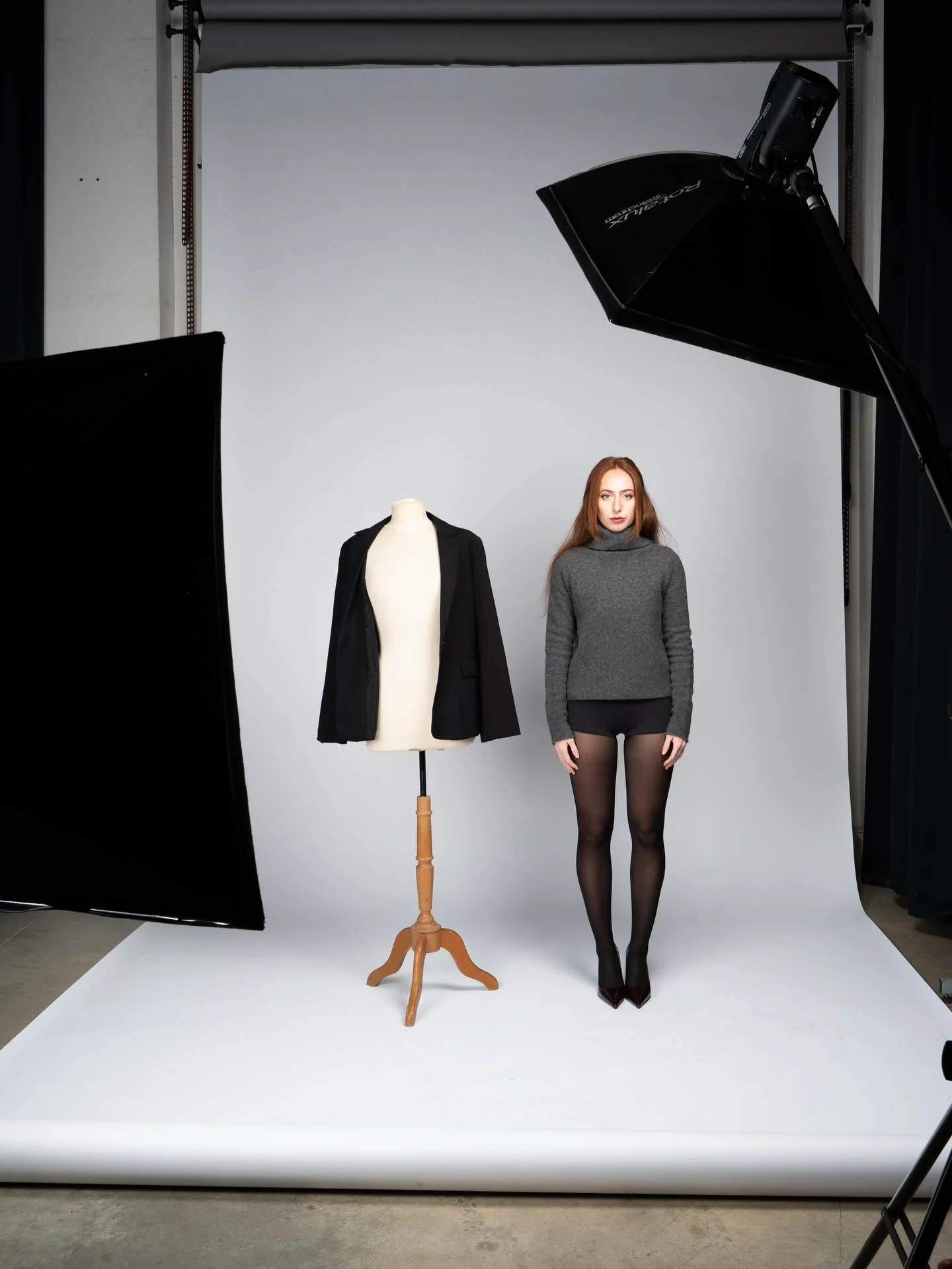 the assistant.

model @rachelinglisa 
studio @speos_photo 

for all collaboration casting opportunites follow @castingparis11 !!

#photoshoot #studio #assistant #work #fashion