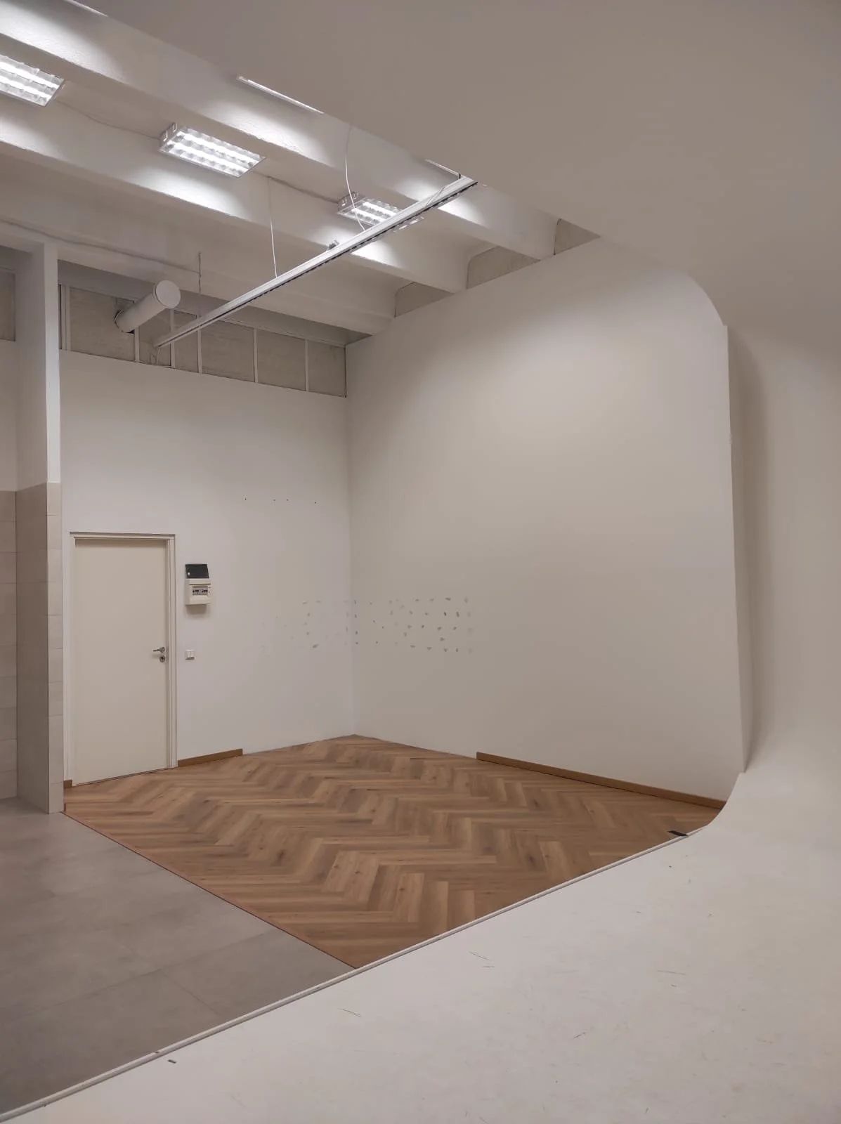 101m² · tsükloraamaga (mõõdud 6,55 x 3,55 m) fotostuudio