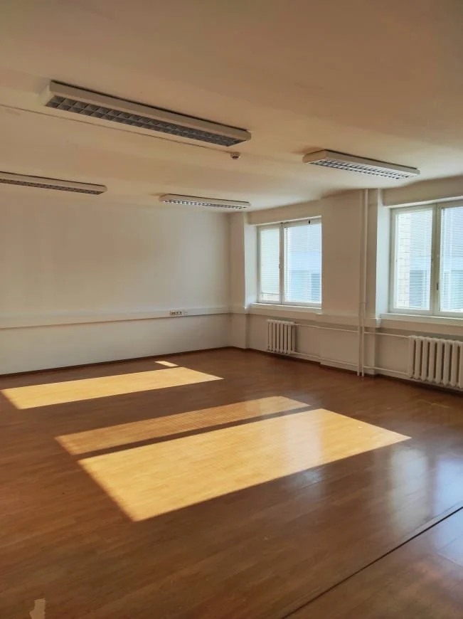 51m² · Bürooks, koolituseks, teeninduseks sobiv tuba. Aknad hoovi poole