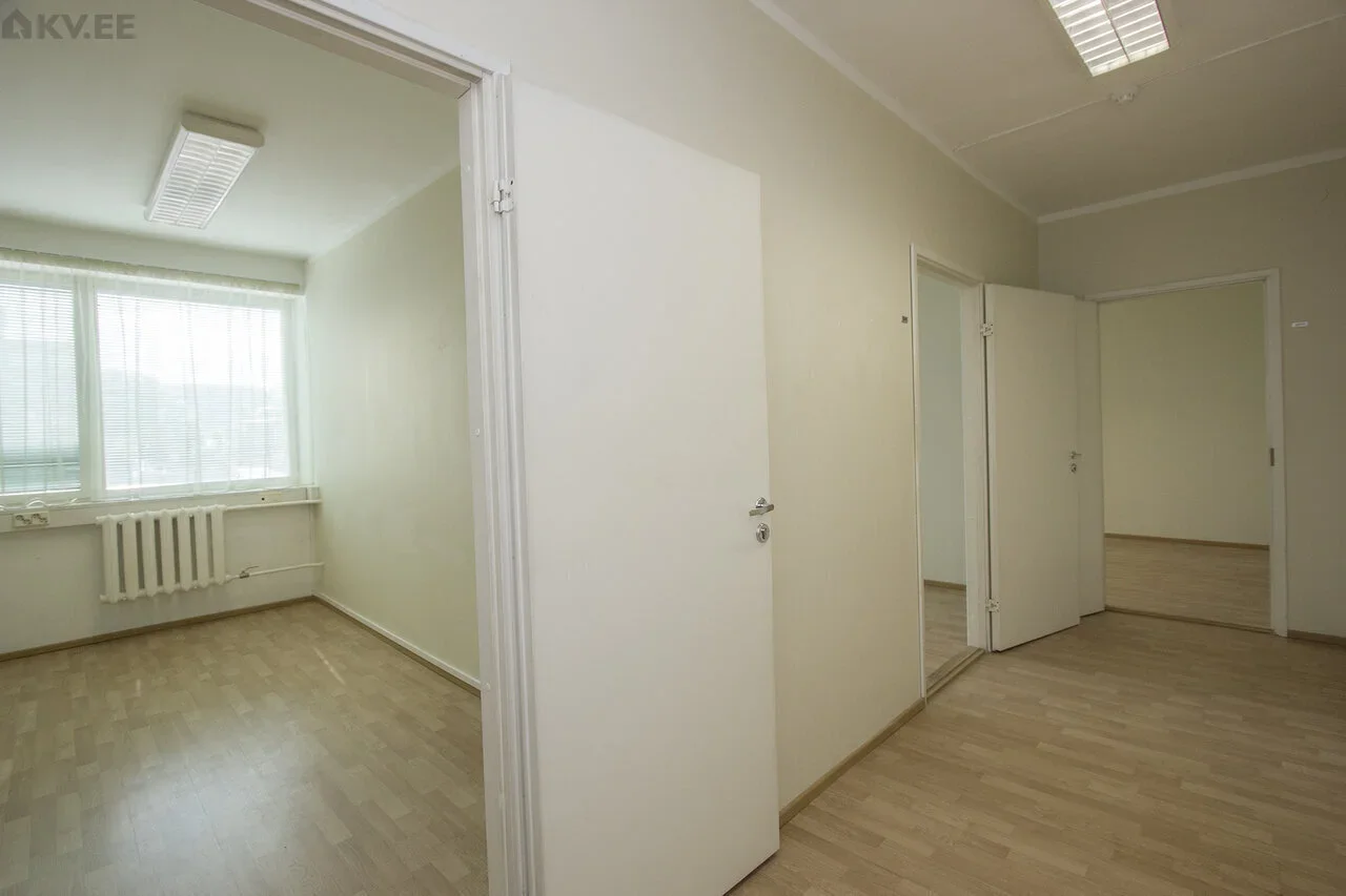 51 m² · Hubane kolmetoaline büroo, aknad põhja suunas
