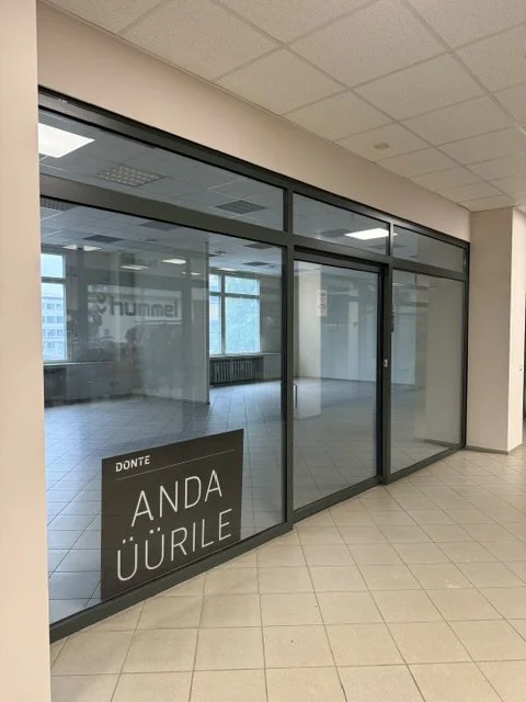 94 m² · 1. korrusel peaukse kõrval asuv äripind (võimalik anda üürile kahes osas)