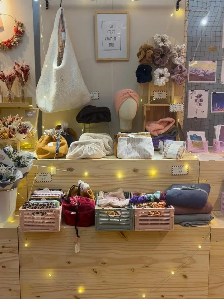 Retour sur la semaine derni&egrave;re et l&rsquo;installation de mon stand au march&eacute; de No&euml;l avec l&rsquo;&eacute;quipe du @poplocal.grenoble. On sera pr&eacute;sent jusqu&rsquo;au 24 d&eacute;cembre, merci d&eacute;j&agrave; pour les nom